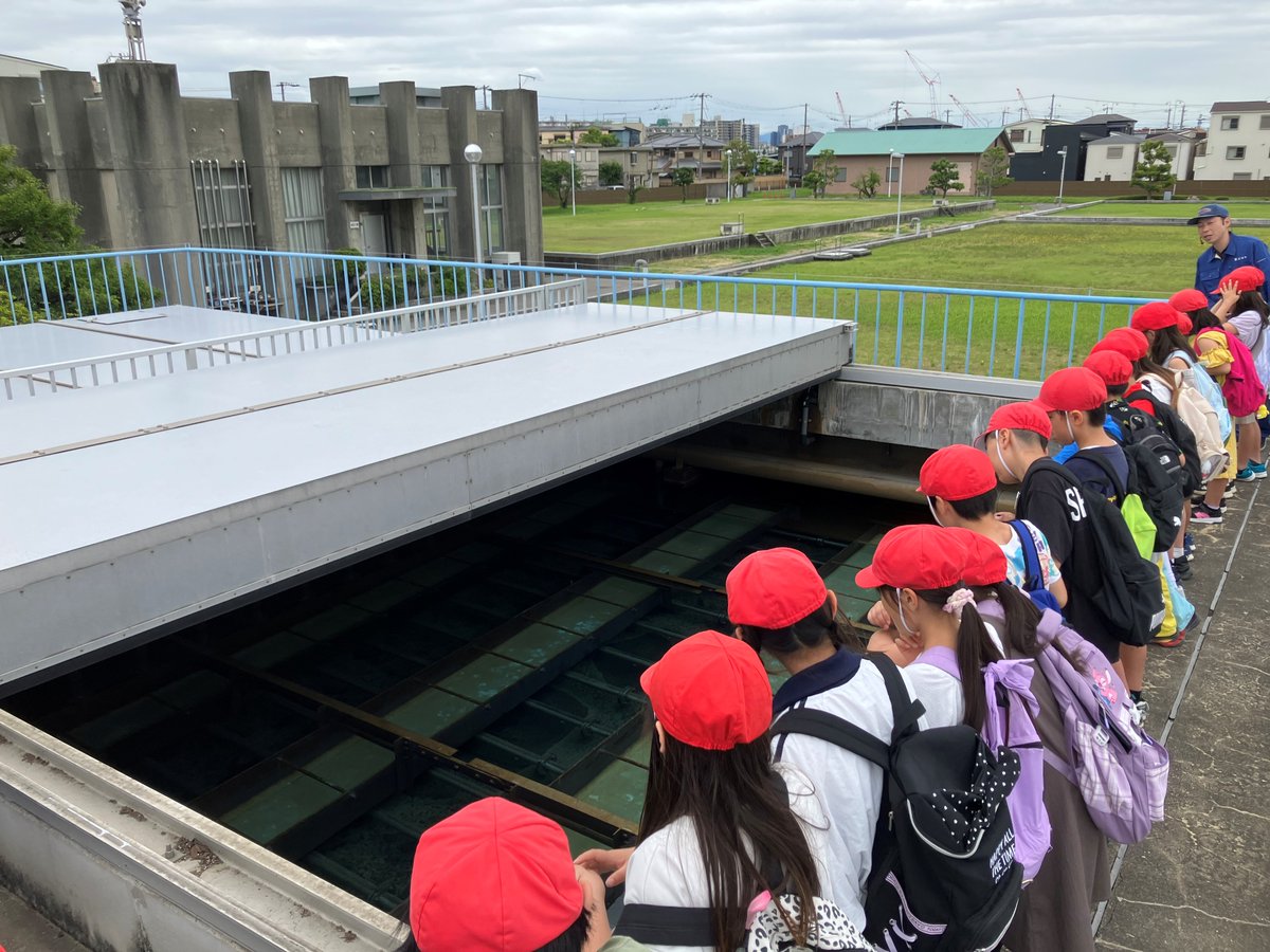 AmaJougesui's tweet photo. 【🚰6/1～6/7は水道週間🚰】
今日は市内の小学生が神崎浄水場の施設見学に来てくれました👦👧
川から送られてきた水がきれいな飲み水になるまでの様子を楽しそうにみてくれました！
できたての水も飲んでくれました💧
#水道週間 #尼崎 #水道 https://t.co/Rv38Cs1R5w