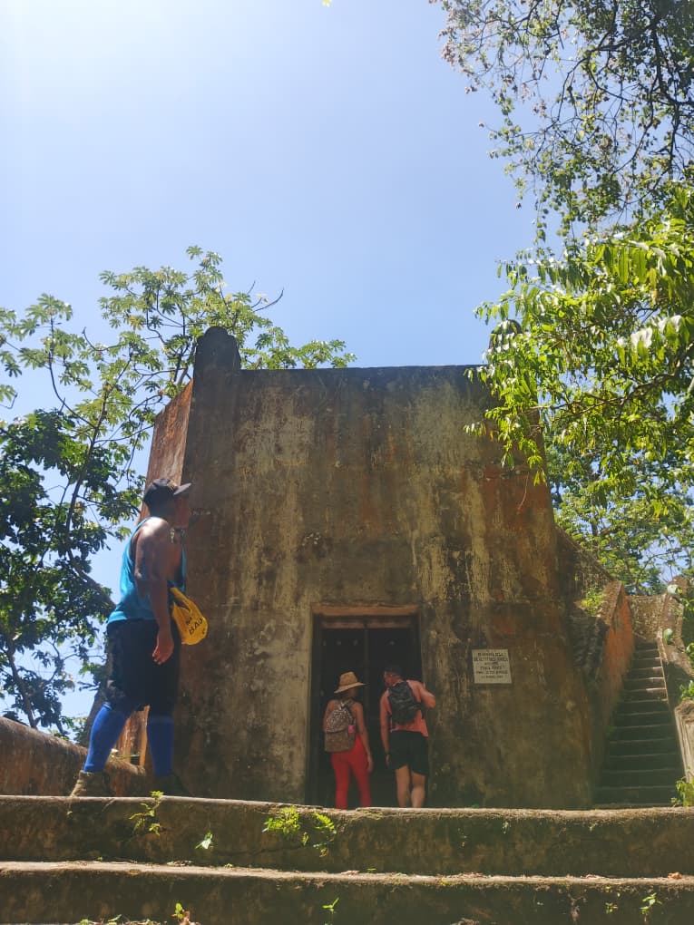ascaniado's tweet photo. Yo estaba súper exceptico con el tema paranormal. Cuando pasamos un muro de piedras, escuchamos unas voces masculinas en coro, sonaba como si fuese un estadio en algarabía y decían "Ohhh",  hubo personas que lo escucharon y otros no, yo lo escuché, más adelante lo volví... https://t.co/clVez5rWMP