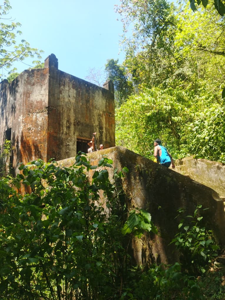 ascaniado's tweet photo. Yo estaba súper exceptico con el tema paranormal. Cuando pasamos un muro de piedras, escuchamos unas voces masculinas en coro, sonaba como si fuese un estadio en algarabía y decían "Ohhh",  hubo personas que lo escucharon y otros no, yo lo escuché, más adelante lo volví... https://t.co/clVez5rWMP