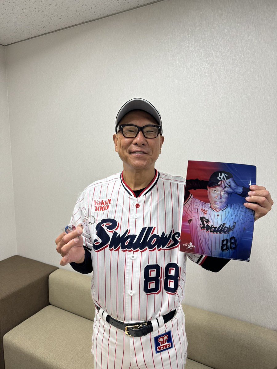 jingu_gourmetpr's tweet photo. 本日から明治神宮野球場創建100年記念グルメを販売します㊗️

イチオシは！
#池山監督 プロデュース⚾️
「ブンブンマルプレミアム御膳」です👑
北海道留萌市から直送された食材を使用した新鮮な食材を使用した商品で、まさに100年をお祝いするにピッタリな豪華商品となっております🦐🥩🌾

さらに❗️
池山監督からのご厚意で、ご購入いただいたお客様に、ブンブンマル特製「クリアファイル」と「アクリルキーホルダー」をプレゼント🎁
優しすぎます😭

ぜひ記念にグルメをお楽しみいただき、グッズもGETしてください👍

📍販売店舗
　外野16GATE外周キッチンカー
　ブンブンマルGO！

🏟️創建100年記念グルメ情報はこちら⏬
https://t.co/uyoBocaRVv

#神宮グルメ
#選手グルメ