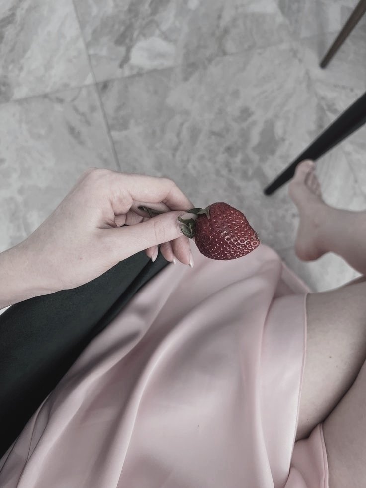 fleureroze's tweet photo. Starting Fri-yay with strawberries first! 🩷 https://t.co/jFYFqoHS29