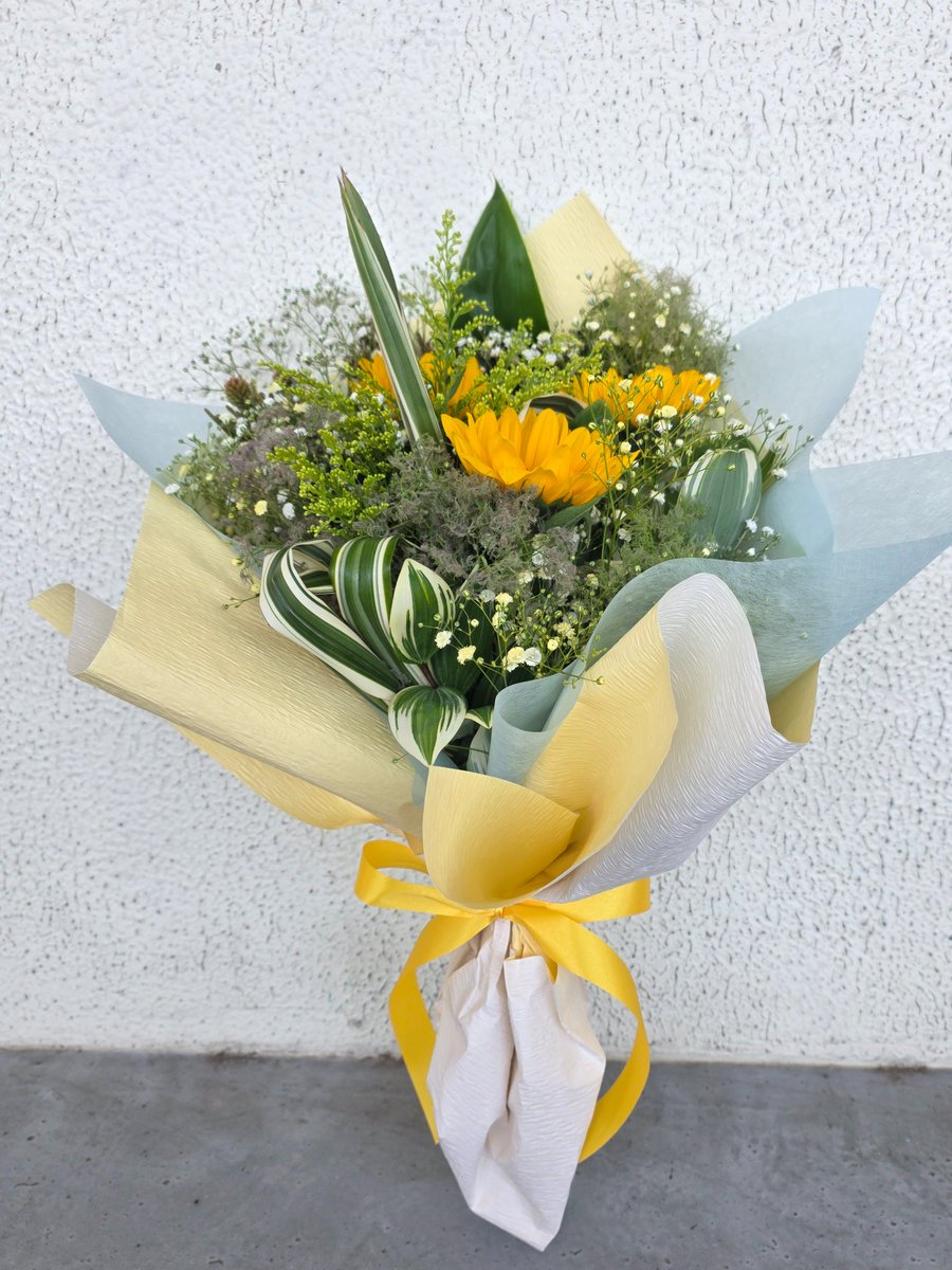 byoca_ginza's tweet photo. トイ・ストーリーホテルへお届けの
爽やかなブーケ🌻

お誕生日や記念日、プロポーズ等に欠かせないお花たち✨️
猫花ではお客様のお好みを伺い
オーダーメイドにて作り上げます。

特別な花束が皆様のもとに届きますように💕
#舞浜 #ディズニー #tdr_now https://t.co/iBhu2L88xi