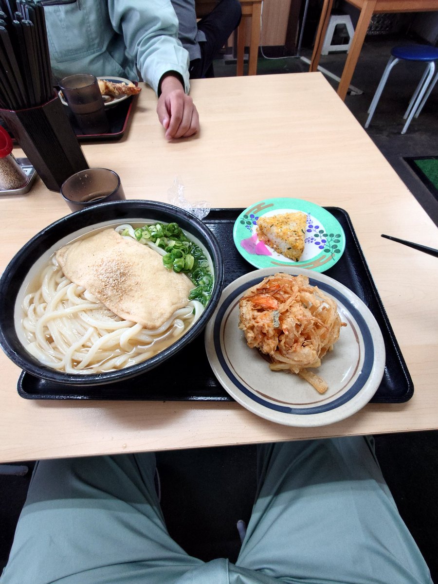 nhp_b's tweet photo. 嫌がらせうどん動画
今年457玉完
20数年ぶりの心うどん
かけ三玉そのまま(細麺)、あげ、かき揚げ、おにぎり一個、820円也
値上げラッシュの昨今、このフルコースでこの値段はありがたい
三玉は作ってくれます
肩肘はらないうどんはありがたい
旨し！！
#くさおのうどん日本新記録2026 https://t.co/ZrqDdC2bms