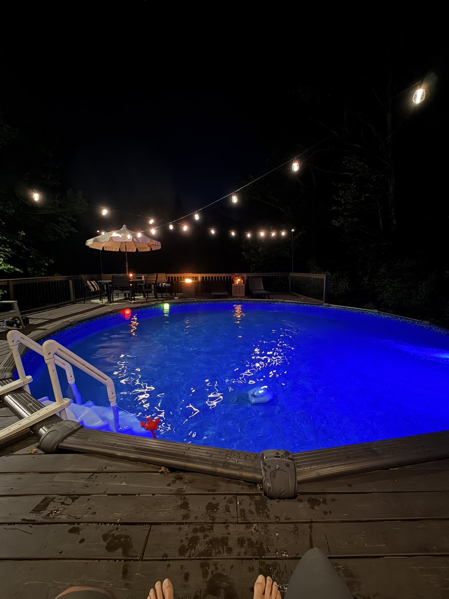 MedicShaneO's tweet photo. Perfect night to chill by the pool https://t.co/PYwUJmuM6I