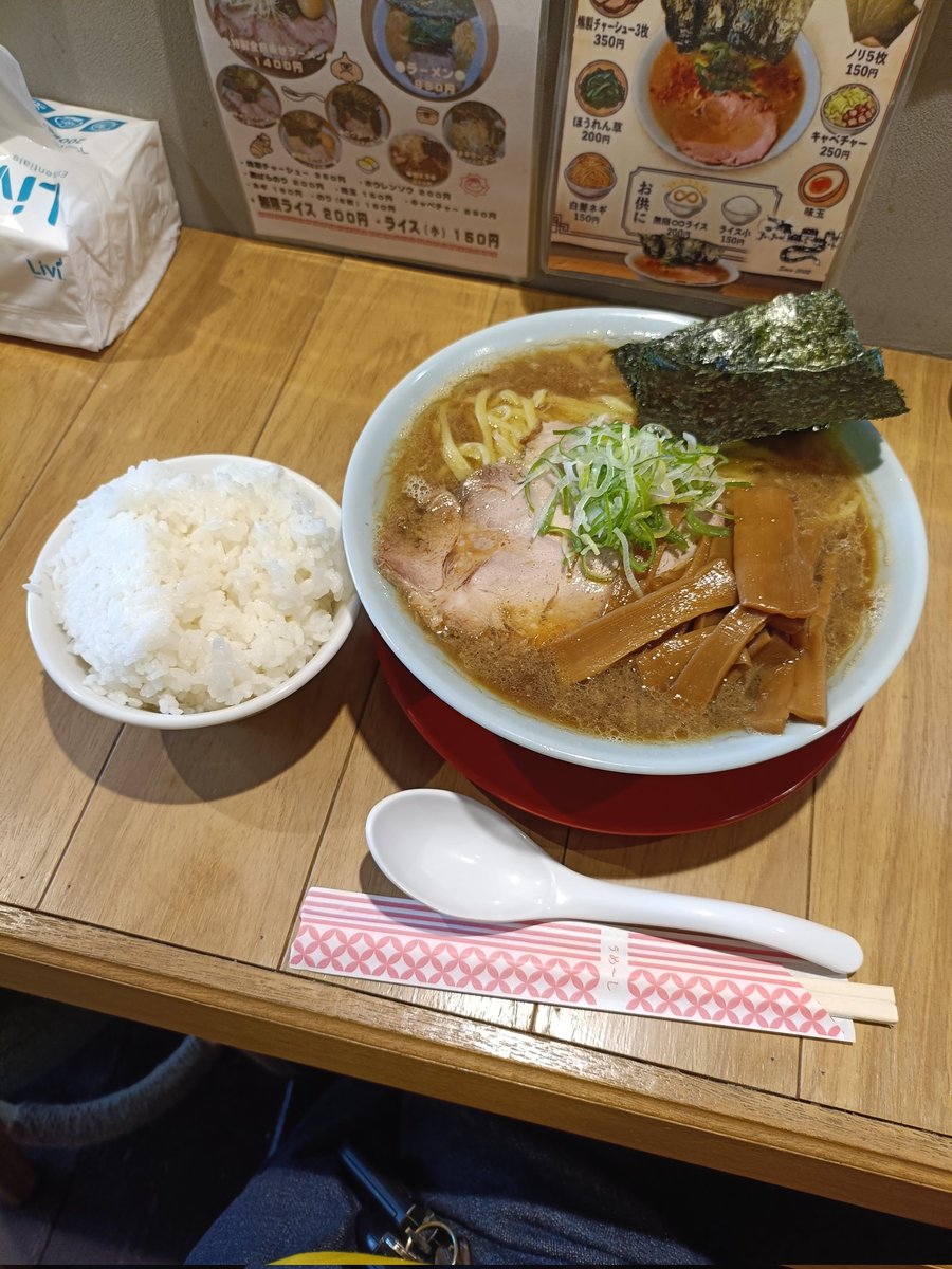 snake5060's tweet photo. ソウハチ家
昭和レトロ豚骨魚介ラーメン
美味い〜。🙆‍♂
麺量もけっこうあるー。
麺職人さんもスゴいー。👍
大好きなメンマもたくさん。😀👍 
このあと、がろんちゃん店でも限定の連食を予定してましたが、夕方お腹の減り具合をみて考えます。😅 https://t.co/3H17xZWIVj