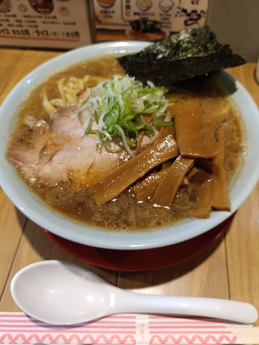 snake5060's tweet photo. ソウハチ家
昭和レトロ豚骨魚介ラーメン
美味い〜。🙆‍♂
麺量もけっこうあるー。
麺職人さんもスゴいー。👍
大好きなメンマもたくさん。😀👍 
このあと、がろんちゃん店でも限定の連食を予定してましたが、夕方お腹の減り具合をみて考えます。😅 https://t.co/3H17xZWIVj