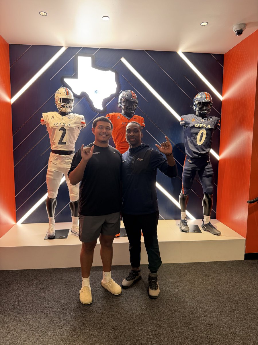 NathanOjeda5's tweet photo. Had a great time at the @UTSAFTBL camp thank you @denarius11 for showing me the amazing facilities &amp; thank you @KurtTraylor for coaching me up. https://t.co/IBnrbUVVoT