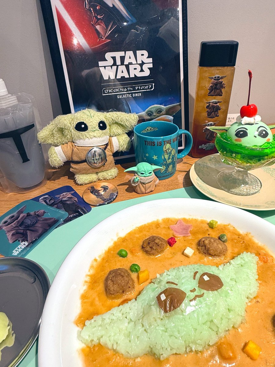ori_ri's tweet photo. コラボカフェ、グーマットのお席でした！
マンドーパウチとグーボトルは持ち帰り可だったので、お店ではグローグーシチューとプリンを完食。メインとデザートくらいなら食べ切れる！！スーベニア可愛すぎてそれも3つ買ったら総額大変なお値段で震えたけど、かわいかったから良し……！ https://t.co/uE1fFiWSkh