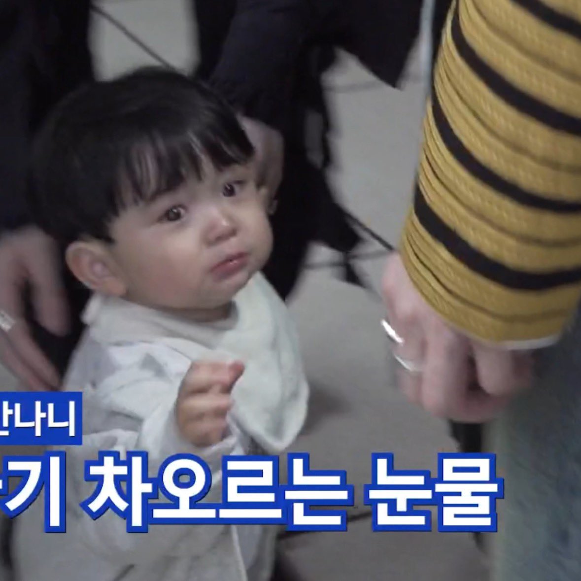 bunnychive's tweet photo. 👼🏻  。o (  삼뚄 손 잡아🥹 )

👼🏻  。o (  나 안아 !!  ) 

👼🏻  。o (  내려 놓지 말라고✊🏻  ) https://t.co/WsKBuQaOhY