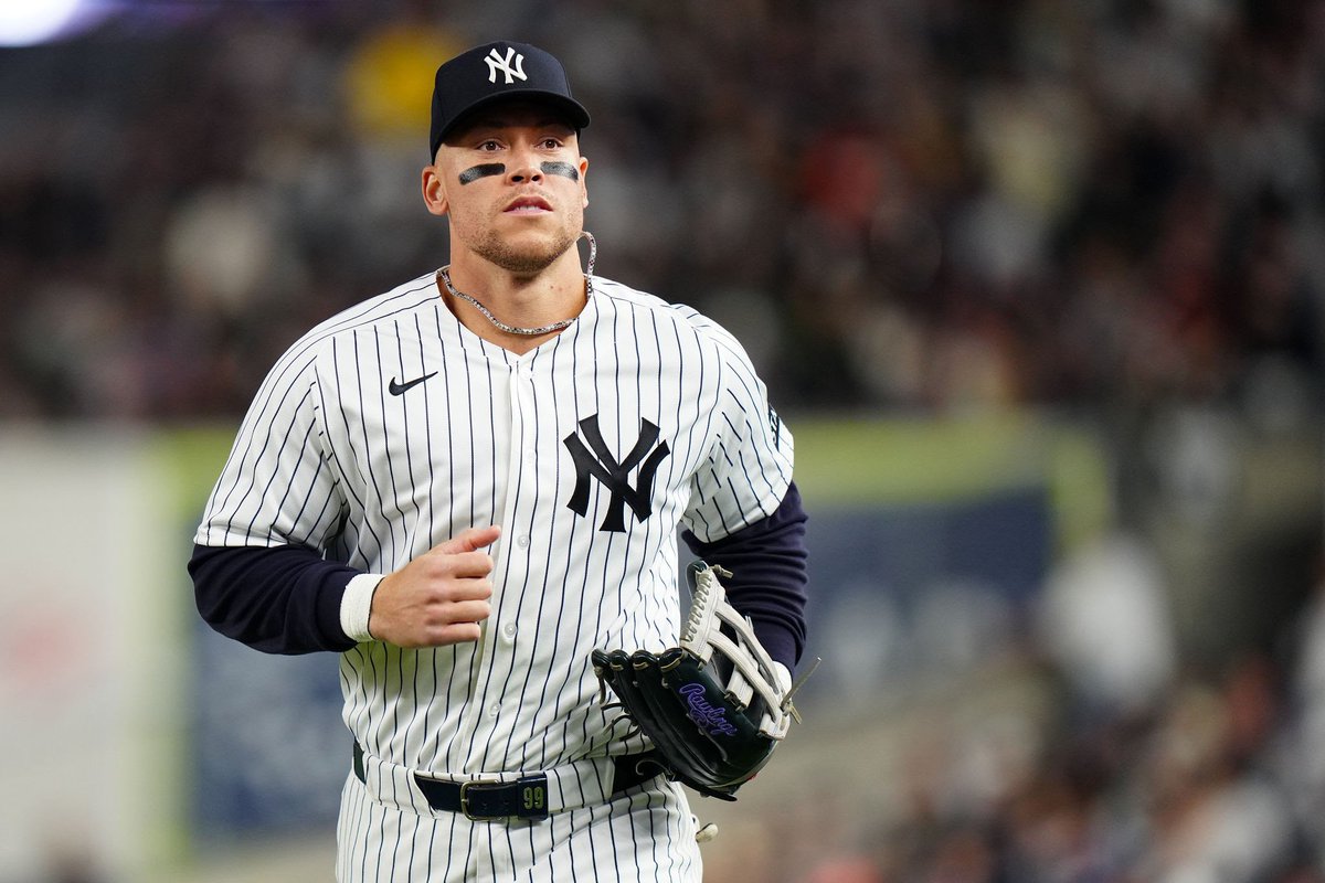 ElTioElie's tweet photo. Malas noticias: 

Los Yankees informaron que Aaron Judge fue diagnosticado con una fractura por estrés en la primera costilla del lado derecho.

El estelar jardinero deberá guardar reposo y limitar sus actividades mientras continúa el proceso de recuperación. El equipo indicó que será sometido a nuevas evaluaciones e imágenes entre cuatro y seis semanas para determinar su evolución y definir los próximos pasos.