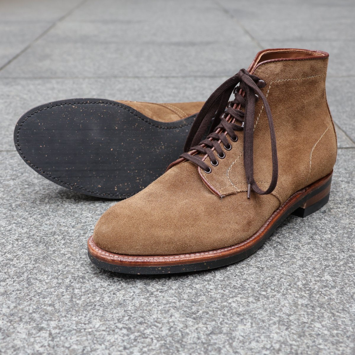thelakotahouse's tweet photo. 【NEW】Alden  N5810H Plain  Toe  Boot.  with  Snuff  Suede

モディファイドラストのプレーントウブーツがオールデンらしいスナッフスエードで登場。ブラックのネオコルクソールが靴の印象を引き締めます。

ラコタハウス各店、オンラインサイトにて発売です。 https://t.co/8SlzJFBtVT