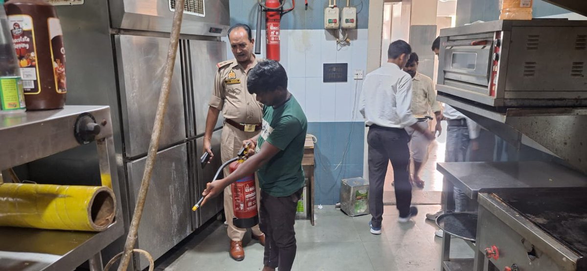 lucknowfire's tweet photo. महानिदेशक@fireserviceup महोदय के आदेशानुसार स्कीम-5 के अंतर्गत दि:04.06.26 को CFO,LKO महोदय के निर्देशन में प्रभारी Fsso इंदिरानगर द्वारा इंदिरानगर क्षेत्र के विभिन्न होटल,रेस्तरां,पब्लिक क्लबों में संयुक्त विशेष अग्निसुरक्षा निरीक्षण एवं जन-जागरूकता अभियान चलाया गया l
@AdminLKO https://t.co/1NpQCD5qwb