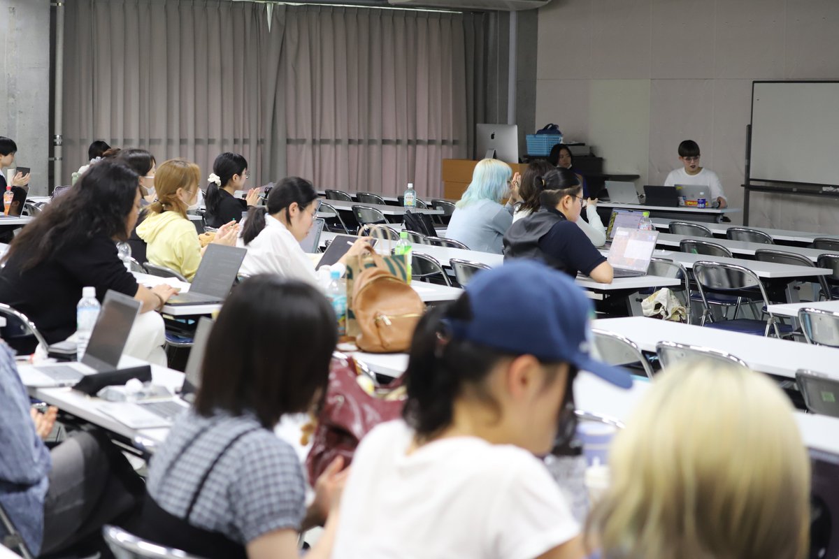 kua_ASP's tweet photo. 卒業研究・制作の中間発表中です！✨
4回生が、教員・1～3回生に向けて、研究テーマや計画、途中経過を報告します。先生方から愛ある鋭いフィードバックに、悔しがる学生の姿も・・・。中間発表は今後の研究の内容や方向性を見つめなおす大切な機会です。みんな引き続き頑張って！ https://t.co/i0QdZD87Uz