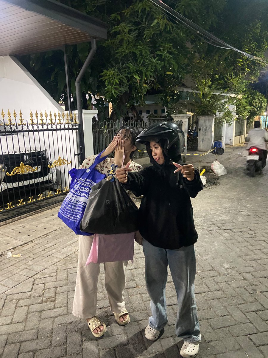 divkaocktifa's tweet photo. rumahku nie penitipan barang nya @abellkiy (anaknya lupa password) 🥰 https://t.co/6yq2RyTioW