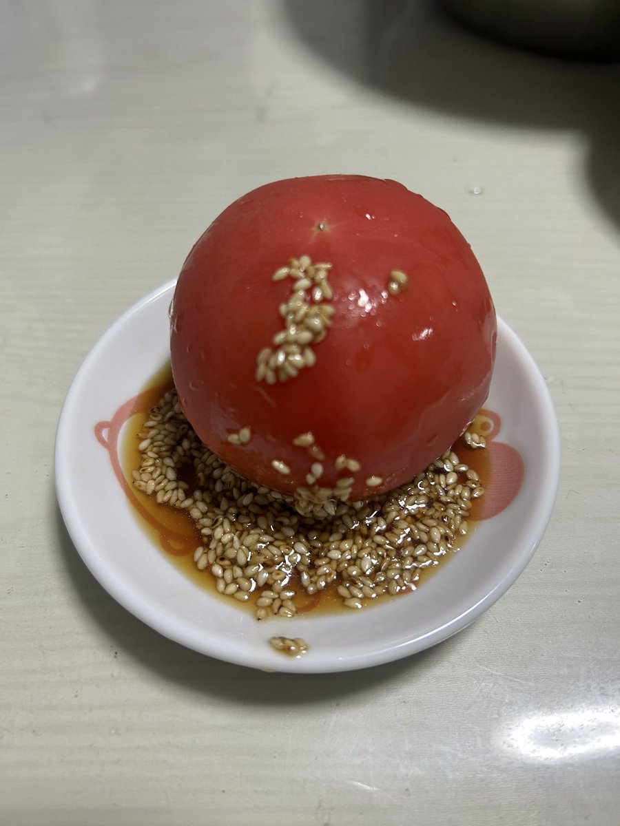 meguto83's tweet photo. 先日、箱で約30個で1000円で買ったトマト🍅めっちゃ甘くて美味しい…自家製のゴマどれかけたらさらに美味😋 実は塩だけが1番美味しいのかも…ですが🤭 #料理  #料理記録  #料理好きな人と繋がりたい  #おうちごはん  #トマト https://t.co/NxxmGzFh7Z