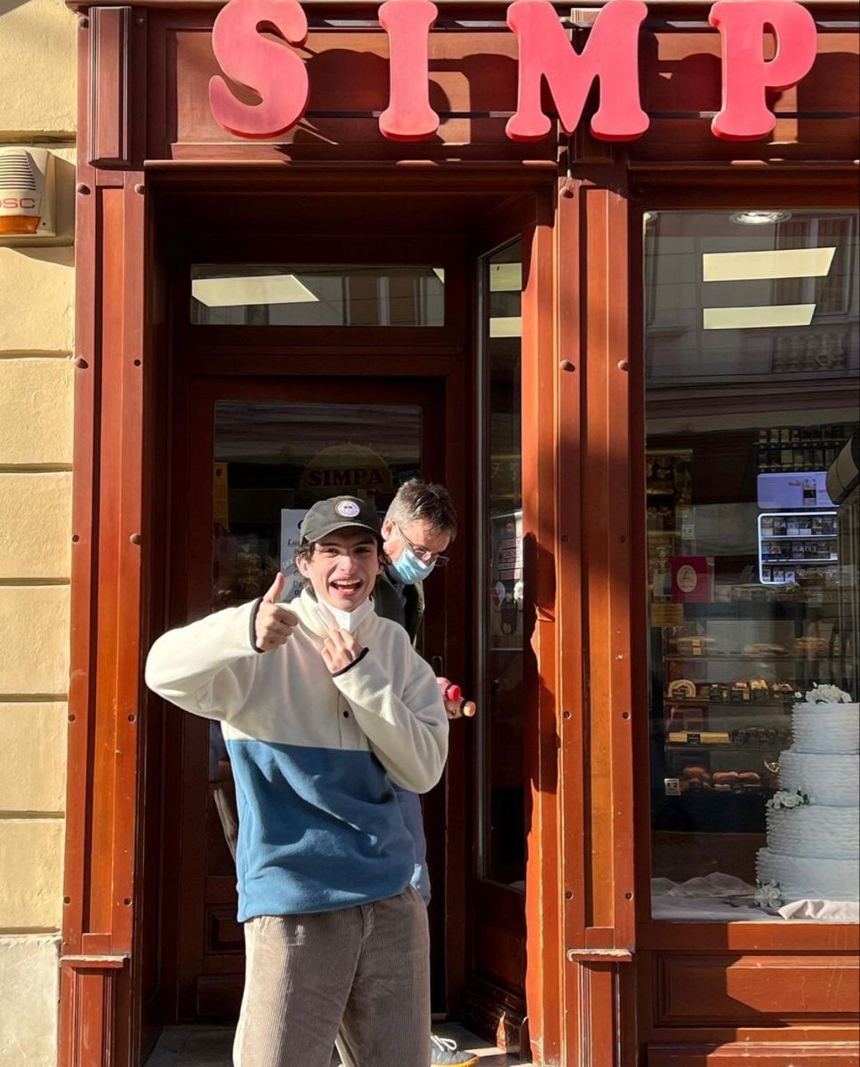 finndoings's tweet photo. finn standing under a simp sign and being amused https://t.co/2mKCYVg8vo