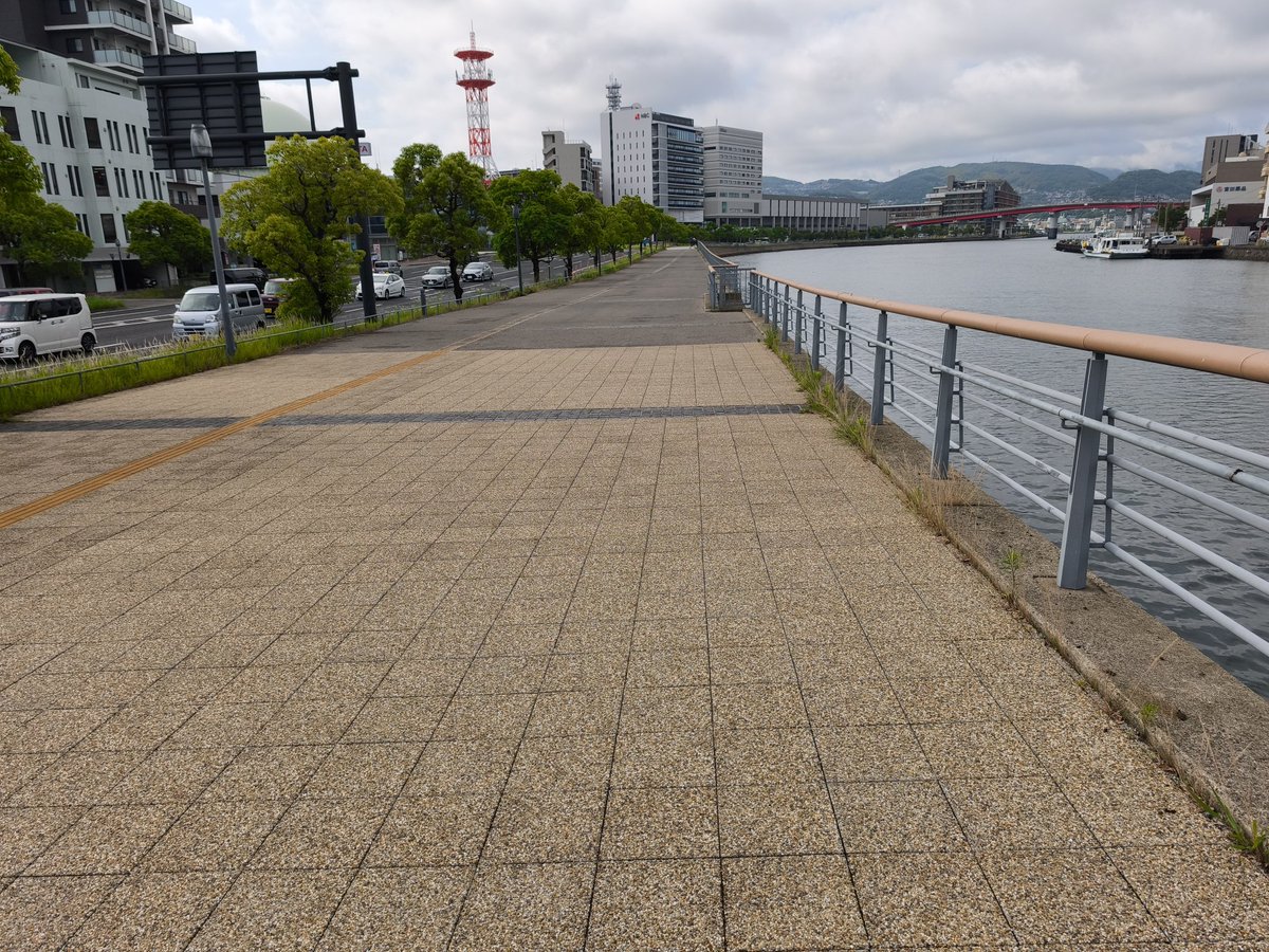 everyone_310's tweet photo. 別にそこまで色んな歩道を知ってるわけではないけど、もしかするとこの歩道が日本一広いのではないかと毎回思う。ほんで誰もいないのよね。 https://t.co/XVqBhpku8h