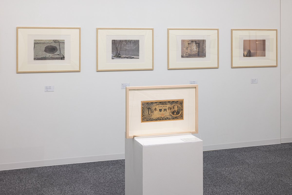 OkawaMuseum's tweet photo. 大川美術館コレクション展より展示室6「ハイレッド・センターのアーティストたち―高松次郎・赤瀬川原平・中西夏之」展示風景

赤瀬川原平の《大日本零円札》と《トマソン黙示録》を展示しています。見慣れた日常が独特の新たな視点とユーモアあふれる感覚で捉えられています。

（撮影：木暮伸也） https://t.co/mpxn9cCoHn