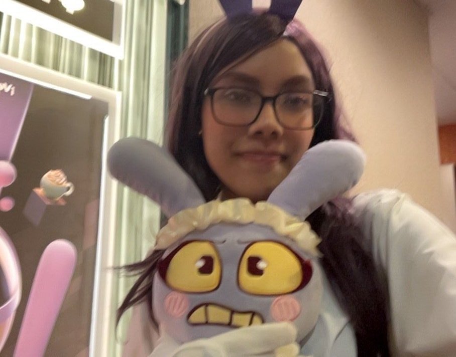 AmiaFly's tweet photo. Me gusto muchísimo mi cosplay de Jax Noir 💜✨ Me gusto muchísimo la película y unas niñas me pidieron una foto todas emocionadas 🥹 (aunque se veía muy pequeñas para la serie jaja) gracias Digital Circus por todo https://t.co/3XpRYTbgQi