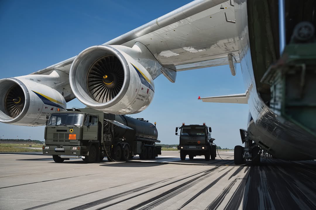 Osinttechnical's tweet photo. Ukraine’s strategic airlift fleet helped the Polish Air Force participate in NATO’s exercise Ramstein Flag 26 this week. 

Seen here, Polish and Ukrainian personnel load equipment onto an Antonov An-124 bound for Finland. https://t.co/4JpN4s6Cm0