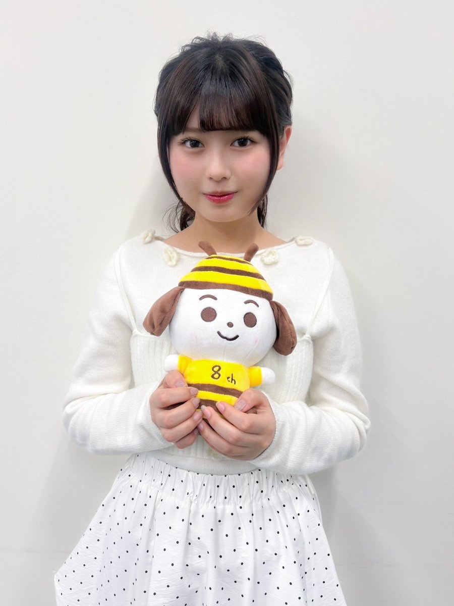 UHB_PR's tweet photo. 💐 #長浜広奈 さん(@hina_nagahama) が
みちゅバチを持って、
一緒に写真を撮ってくださいました…！💛

おひな様出演の
『発見！タカトシランド』は
こんや7時からです❣️

#タカトシランド https://t.co/HsTv9LBuwt