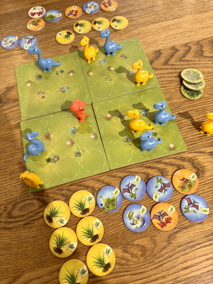 bdglururu's tweet photo. ジュラシック・スナック
恐竜テーマの2人専用ゲーム。ボードを4つセットしたら卵がある箇所に恐竜駒を、草原マスに草タイルを裏向きに配置。手番では恐竜駒を動かして草タイルを捲り効果を処理。草食恐竜を追い出す肉食恐竜が訪れることも。全てのタイルが捲られるか、自駒が全て追い出されたら終了。 https://t.co/lYRMK4ehEk