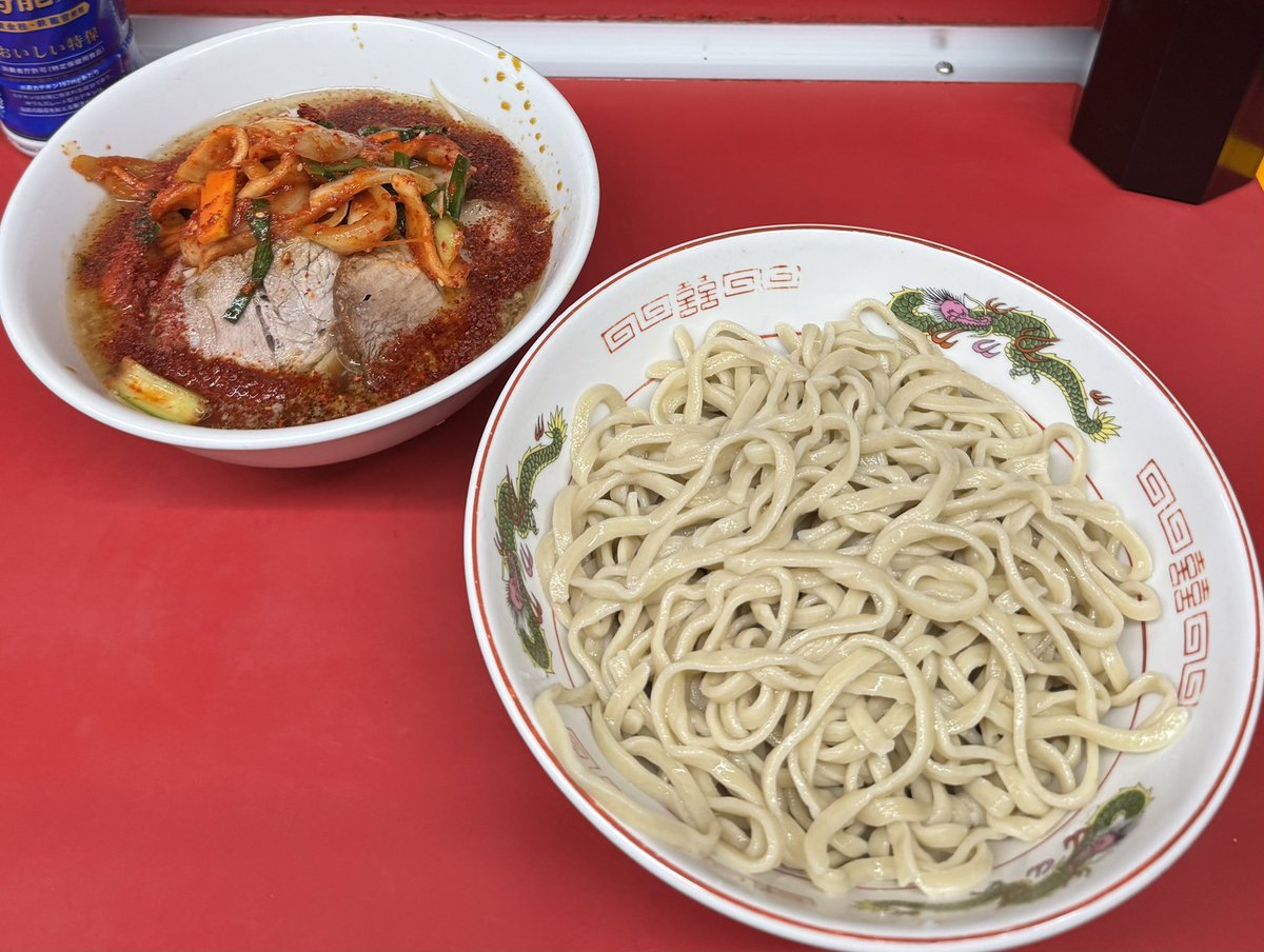 Recurrent651's tweet photo. ｢ラーメン二郎｣ 湘南藤沢店
  小つけ麺 SPキムチ

今日は気の合う同志との1スロ1&amp;2&amp;3でしたぁ🤗

酸味と甘味のつけ汁に冷水で締めたツルモチ麺が良く絡み美味しい🔥

定番のキムチにつけ汁が染みたクタヤサイがまた美味い🔥

明日は🏬(🏊🏼‍♂️∽∽)でカロリー消化です 😅

社長
ご馳走様でした🙏 https://t.co/3Cmy4tot6K