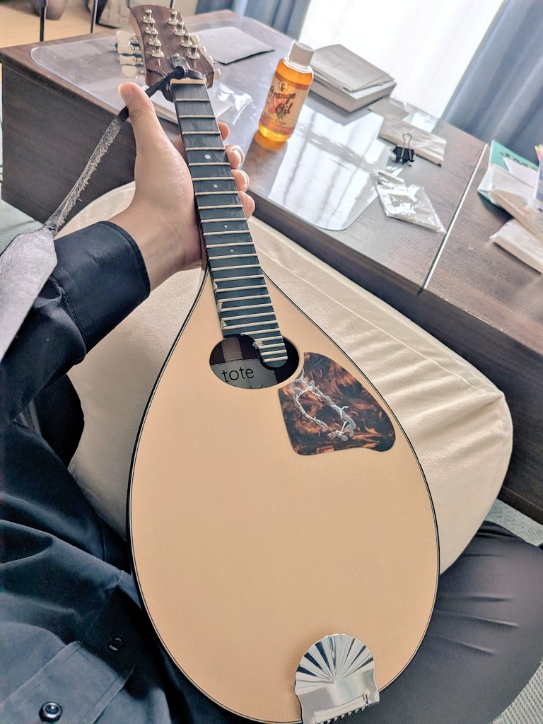 HiranoYukinori's tweet photo. 明日の本番に向けて、指板とボディを磨きました。ツルツル、ピカピカです。
明日はいい音を出してくれそうですね。 https://t.co/H2cVMeeMFV