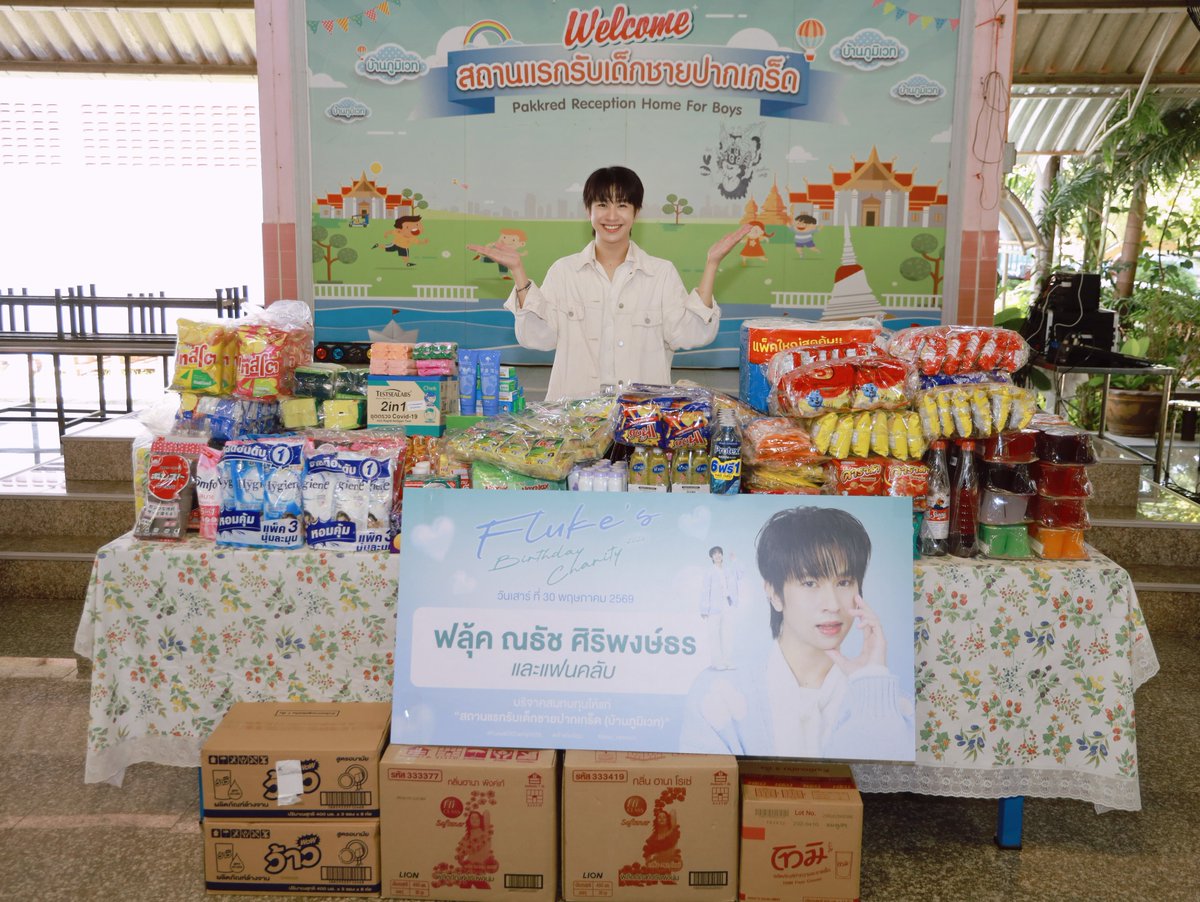 KAOHIT_ENT's tweet photo. 30 ยังแจ๋ว!! “ฟลุ้ค ณธัช” ชวนน้องชายคนสนิท “ปีเตอร์แพน” นำทีมแฟนคลับอิ่มบุญบ้านภูมิเวท ก่อนจัดแฟนมีตสุดอบอุ่นฉลองวันเกิดอายุครบ 30 ปี
 
#Fluke30thBirthdayParty #FLUKE30sDiary #Fluke_Natouch #เจ้าแก้มก้อน

อายุเป็นเพียงตัวเลขจริง ๆ สำหรับนักแสดงหนุ่มหน้าใส “ฟลุ้ค ณธัช ศิริพงษ์ธร” ที่เพิ่งผ่านวันครบรอบวันคล้ายวันเกิดอายุครบ 30 ปี เมื่อวันที่ 1 มิถุนายน ที่ผ่านมา งานนี้หนุ่ม “ฟลุ้ค”ขอส่งต่อความสุขและรอยยิ้มแบบดับเบิ้ล ทั้งสายบุญและสายฟินให้แฟน ๆ ได้อิ่มเอมใจกันถ้วนหน้า
 
เริ่มต้นความประทับใจกันตั้งแต่วันเสาร์ที่ 30 พฤษภาคม ที่ผ่านมา “ฟลุ้ค”ชวนน้องชายคนสนิท “ปีเตอร์แพน ทัศน์พล วิวิธวรรธน์” และแฟนคลับของทั้งคู่ มาร่วมส่งต่อความสุขและรอยยิ้มให้กับเด็ก ๆ ที่สถานแรกรับเด็กชายปากเกร็ด ( บ้านภูมิเวท ) จังหวัดนนทบุรี โดยครั้งนี้ได้มาร่วมเลี้ยงอาหารกลางวัน และมอบสิ่งของจำเป็น ทั้งเครื่องอุปโภคบริโภค รวมถึงเงินสนับสนุนอีกจำนวน 15,000 บาท เพื่อสมทบทุนในการดูแลและพัฒนาคุณภาพชีวิตของเด็ก ๆ ภายในบ้านภูมิเวท ซึ่งสร้างความประทับใจให้กับเด็ก ๆ เป็นอย่างมาก
 
ความฟินยังไม่หมดเพียงเท่านี้!! เพราะในวันอาทิตย์ที่ 31 พฤษภาคม “ฟลุ้ค” ได้จัดงานฉลองวันเกิดครบ 30 ปี ในงาน “FLUKE’s 30s Diary | Fluke 30th Birthday Party” ณ E88 Bangkok ที่มาในธีมสุดเก๋ชวนแฟน ๆ มาร่วมเปิดบันทึกหน้าใหม่ในวัย 30 ของ “ฟลุ้ค” บรรยากาศภายในงานเต็มไปด้วยความอบอุ่นและเป็นกันเอง มีทั้งเกมสนุก ๆ บนเวที และช่วงเวลาย้อนความทรงจำดี ๆ แถมยังมีไฮไลต์เด็ดอย่างกิจกรรม Fansign ที่เปิดโอกาสให้หนุ่ม “ฟลุ้ค” ได้นั่งสบตาพูดคุยกับแฟนคลับแบบตัวต่อตัว ทำเอาแฟน ๆ ใจละลายกันไปเลย
 
โดยหนุ่ม “ฟลุ้ค” เผยว่า งานวันเกิดที่ผ่านมาต้องขอขอบคุณทุกคนมาก ๆ นะครับ ที่มาร่วมฉลองวันเกิดกัน ปีนี้เป็นอีกหนึ่งปีที่พิเศษมาก ๆ ได้พูดคุยและมอบความสุขให้กันและกัน ทุกคนน่ารักมากๆ เลยครับ บางคนบินมาไกลเพื่อมาร่วมงาน บางคนไม่ได้เจอกันนาน แต่วันสำคัญของ “ฟลุ้ค” ยังตั้งใจมาหา และบางคนแม้ไม่ได้เดินทางมา แต่ก็ยังฝากคำอวยพรและความคิดถึงมาให้ “ฟลุ้ค” รู้สึกเหมือนได้เต็มเติมความสุขมาก ๆ และอยากขอบคุณแฟน ๆ ทุกคนอีกครั้ง ที่มาร่วมสร้างความทรงจำในวัยเริ่ม 30 ของ “ฟลุ้ค” ครับ
 
แต่งานนี้ทำเอาแฟน ๆ กรี๊ดกันสนั่น คงต้องยกให้ช็อตเซอร์ไพรส์ซ้อนเซอร์ไพรส์จากน้องชายสุดซี้ “ปีเตอร์แพน” ที่นอกจากจะหอบเค้กและของขวัญมามอบให้แล้ว เจ้าตัวยังแอบไปเปลี่ยนชุดจัดเต็ม ขึ้นมาโชว์ลูกคอในเพลง “30 ยังแจ๋ว” ทำเอาเจ้าของวันเกิดและแฟนคลับขำกระจาย และเรียกรอยยิ้มกันทั้งงาน ขณะที่พี่สาวคนสนิทอย่าง “ไข่มุก ศรณ์ศรฏฐ์ วิทยาเรืองสุข”ก็ได้มาร่วมส่งคำอวยพร และมอบของขวัญให้กับน้องชายคนสนิทในวันสำคัญนี้เช่นกัน
 
ปิดท้ายค่ำคืนแห่งความสุข ด้วยการร่วมรับประทานอาหาร และกิจกรรมPhoto Group ให้แฟน ๆ ได้เก็บความทรงจำสุดเอ็กซ์คลูซีฟร่วมกับหนุ่ม “ฟลุ้ค” ไปนอนหลับฝันดี บอกได้คำเดียวว่า เป็นการต้อนรับวัย 30 ปีที่ทั้งอิ่มบุญ อิ่มใจ และอบอวลไปด้วยความรักแบบสุด ๆ ไปเลย