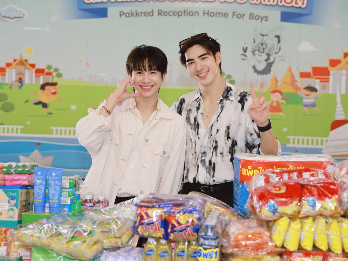 KAOHIT_ENT's tweet photo. 30 ยังแจ๋ว!! “ฟลุ้ค ณธัช” ชวนน้องชายคนสนิท “ปีเตอร์แพน” นำทีมแฟนคลับอิ่มบุญบ้านภูมิเวท ก่อนจัดแฟนมีตสุดอบอุ่นฉลองวันเกิดอายุครบ 30 ปี
 
#Fluke30thBirthdayParty #FLUKE30sDiary #Fluke_Natouch #เจ้าแก้มก้อน

อายุเป็นเพียงตัวเลขจริง ๆ สำหรับนักแสดงหนุ่มหน้าใส “ฟลุ้ค ณธัช ศิริพงษ์ธร” ที่เพิ่งผ่านวันครบรอบวันคล้ายวันเกิดอายุครบ 30 ปี เมื่อวันที่ 1 มิถุนายน ที่ผ่านมา งานนี้หนุ่ม “ฟลุ้ค”ขอส่งต่อความสุขและรอยยิ้มแบบดับเบิ้ล ทั้งสายบุญและสายฟินให้แฟน ๆ ได้อิ่มเอมใจกันถ้วนหน้า
 
เริ่มต้นความประทับใจกันตั้งแต่วันเสาร์ที่ 30 พฤษภาคม ที่ผ่านมา “ฟลุ้ค”ชวนน้องชายคนสนิท “ปีเตอร์แพน ทัศน์พล วิวิธวรรธน์” และแฟนคลับของทั้งคู่ มาร่วมส่งต่อความสุขและรอยยิ้มให้กับเด็ก ๆ ที่สถานแรกรับเด็กชายปากเกร็ด ( บ้านภูมิเวท ) จังหวัดนนทบุรี โดยครั้งนี้ได้มาร่วมเลี้ยงอาหารกลางวัน และมอบสิ่งของจำเป็น ทั้งเครื่องอุปโภคบริโภค รวมถึงเงินสนับสนุนอีกจำนวน 15,000 บาท เพื่อสมทบทุนในการดูแลและพัฒนาคุณภาพชีวิตของเด็ก ๆ ภายในบ้านภูมิเวท ซึ่งสร้างความประทับใจให้กับเด็ก ๆ เป็นอย่างมาก
 
ความฟินยังไม่หมดเพียงเท่านี้!! เพราะในวันอาทิตย์ที่ 31 พฤษภาคม “ฟลุ้ค” ได้จัดงานฉลองวันเกิดครบ 30 ปี ในงาน “FLUKE’s 30s Diary | Fluke 30th Birthday Party” ณ E88 Bangkok ที่มาในธีมสุดเก๋ชวนแฟน ๆ มาร่วมเปิดบันทึกหน้าใหม่ในวัย 30 ของ “ฟลุ้ค” บรรยากาศภายในงานเต็มไปด้วยความอบอุ่นและเป็นกันเอง มีทั้งเกมสนุก ๆ บนเวที และช่วงเวลาย้อนความทรงจำดี ๆ แถมยังมีไฮไลต์เด็ดอย่างกิจกรรม Fansign ที่เปิดโอกาสให้หนุ่ม “ฟลุ้ค” ได้นั่งสบตาพูดคุยกับแฟนคลับแบบตัวต่อตัว ทำเอาแฟน ๆ ใจละลายกันไปเลย
 
โดยหนุ่ม “ฟลุ้ค” เผยว่า งานวันเกิดที่ผ่านมาต้องขอขอบคุณทุกคนมาก ๆ นะครับ ที่มาร่วมฉลองวันเกิดกัน ปีนี้เป็นอีกหนึ่งปีที่พิเศษมาก ๆ ได้พูดคุยและมอบความสุขให้กันและกัน ทุกคนน่ารักมากๆ เลยครับ บางคนบินมาไกลเพื่อมาร่วมงาน บางคนไม่ได้เจอกันนาน แต่วันสำคัญของ “ฟลุ้ค” ยังตั้งใจมาหา และบางคนแม้ไม่ได้เดินทางมา แต่ก็ยังฝากคำอวยพรและความคิดถึงมาให้ “ฟลุ้ค” รู้สึกเหมือนได้เต็มเติมความสุขมาก ๆ และอยากขอบคุณแฟน ๆ ทุกคนอีกครั้ง ที่มาร่วมสร้างความทรงจำในวัยเริ่ม 30 ของ “ฟลุ้ค” ครับ
 
แต่งานนี้ทำเอาแฟน ๆ กรี๊ดกันสนั่น คงต้องยกให้ช็อตเซอร์ไพรส์ซ้อนเซอร์ไพรส์จากน้องชายสุดซี้ “ปีเตอร์แพน” ที่นอกจากจะหอบเค้กและของขวัญมามอบให้แล้ว เจ้าตัวยังแอบไปเปลี่ยนชุดจัดเต็ม ขึ้นมาโชว์ลูกคอในเพลง “30 ยังแจ๋ว” ทำเอาเจ้าของวันเกิดและแฟนคลับขำกระจาย และเรียกรอยยิ้มกันทั้งงาน ขณะที่พี่สาวคนสนิทอย่าง “ไข่มุก ศรณ์ศรฏฐ์ วิทยาเรืองสุข”ก็ได้มาร่วมส่งคำอวยพร และมอบของขวัญให้กับน้องชายคนสนิทในวันสำคัญนี้เช่นกัน
 
ปิดท้ายค่ำคืนแห่งความสุข ด้วยการร่วมรับประทานอาหาร และกิจกรรมPhoto Group ให้แฟน ๆ ได้เก็บความทรงจำสุดเอ็กซ์คลูซีฟร่วมกับหนุ่ม “ฟลุ้ค” ไปนอนหลับฝันดี บอกได้คำเดียวว่า เป็นการต้อนรับวัย 30 ปีที่ทั้งอิ่มบุญ อิ่มใจ และอบอวลไปด้วยความรักแบบสุด ๆ ไปเลย