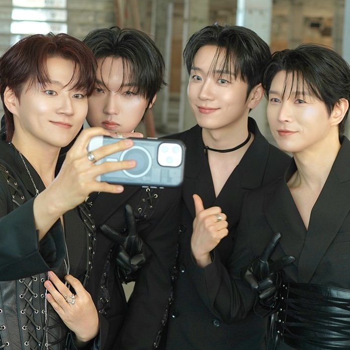 ciii_real's tweet photo. 아잠깐만 막내곰도리 형들한테 팔짱(?낀거야?
형님즈 팔 사이로 손 쑥 집어넣어서 브이브이를 한 거야?? 아니 이런 커염진 막내곰도리라니ㅠㅠㅠㅠ 아제발 단체사진 주라요ㅠㅠㅠㅠ https://t.co/XG5JvRgqHU