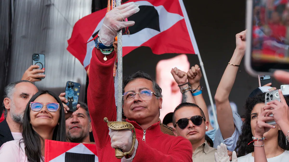 VeroInformatore's tweet photo. @petrogustavo @petrogustavo Y Colombia no les solicita, LES EXIGE!! A ud y sus camaradas, que dejen de amenazar con violencia, estallido social, Minga (Indígenas patrocinados para delinquir), Guerrilleros encapuchados disfrazados de estudiantes universitarios; RESPETEN LA VIDA Y LA DEMOCRACIA https://t.co/AtTbTaxW6m