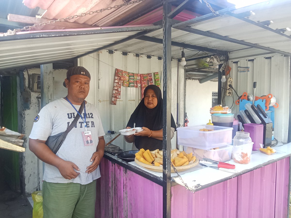 junedcezar85's tweet photo. Kerja 
Sambil kuliner 
Iya itu saya 
Risol isi mayo + cireng isi ayam suwir 
Harga 2500 https://t.co/CNkhUgmliH