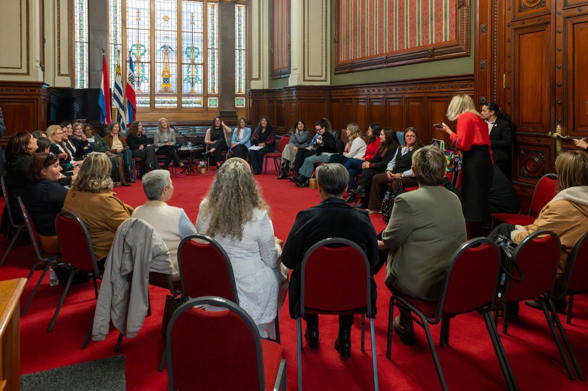 solivera2's tweet photo. Participamos en la resinstalación de la Bancada Bicameral Femenina del Parlamento.
Un espacio de diálogo, cooperación y construcción de consensos orientados a promover la igualdad.
En un contexto en el que con frecuencia predominan las diferencias, esta Bancada reafirma que existen temas de interés común que pueden y deben convocarnos más allá de las pertenencias partidarias.
La paridad, la prevención de la violencia —incluida la que se ejerce en entornos digitales—, la autonomía económica de las mujeres y el acceso de niñas y jóvenes a la ciencia, la tecnología, la ingeniería, el arte y las matemáticas forman parte de una agenda estratégica con visión de futuro.
Porque una democracia más sólida también se construye con una mayor participación de las mujeres en los espacios de decisión y en la transformación de la realidad.