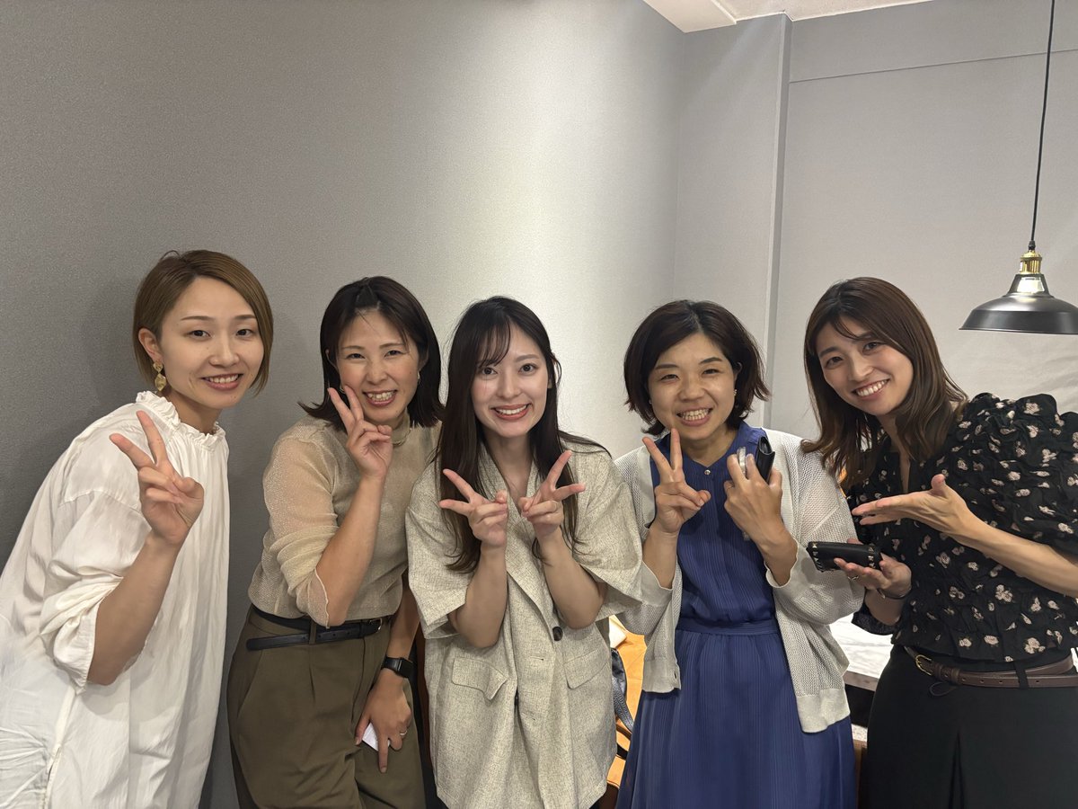 Mayu_gd's tweet photo. \\ ママフリオフ会参加しました❣️ //

ママフリってすごいですね。
交流会というものに
一度も行ったことない私が、
初見の人ばかりの交流会に参加しに
東京に行くことになるなんて…😳
私自身にもびっくりです🤣

ここまでこれたのは
懸命に頑張るママフリ生、
そして同期の存在が大きかったなぁ〜と
しみじみ6ヶ月を振り返って思いました。

6月で私もママフリ卒業🎓

1月には絶対に想像できなかった場所に
連れてきてもらった感覚があります。

今こうして
お仕事させてもらってることに感謝し、
自分にできることを
精一杯尽くしていく。

目の前のことに真摯に向き合えば、
デザイナーとしての自信が自然とついていく。

デザインや広告運用のスキルだけではなく、
そんなメンタル面の自信もつけてくれた。
大きく変化があった6ヶ月でした💫

スキル×メンタル×仲間

が結局最強ということですね
(語彙力😇)

なんだかしみじみ6ヶ月を振り返る、
みたいになってしまいました🤭

勉強会では
お恥ずかしながら
さきさん(@saki_webdn )に、
私のXの投稿をお褒めいただき、
添削までしていただけました💓💓

一生忘れません(重いw)

また交流会などなどで皆様にお会いできたら嬉しいです💓🥹🤝

企画してくださったみなさま、
お話ししてくださったみなさま、
ありがとうございました✨