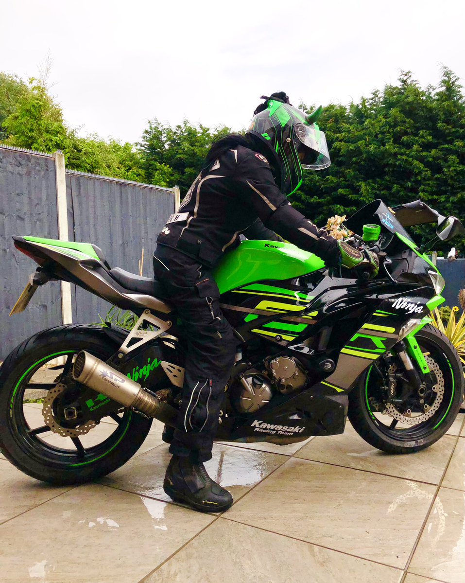angelbabessss's tweet photo. Lot’s of riding this week and very eventful on the motorways with the commute particularly on the M25, it’s always chaos, accidents, rubbish drivers, weather, etc and I just ride through it all! 🏍️💨💚 
#bikergirl #kawasakininja636 #ninjaprincess https://t.co/jdDX2t4PCL