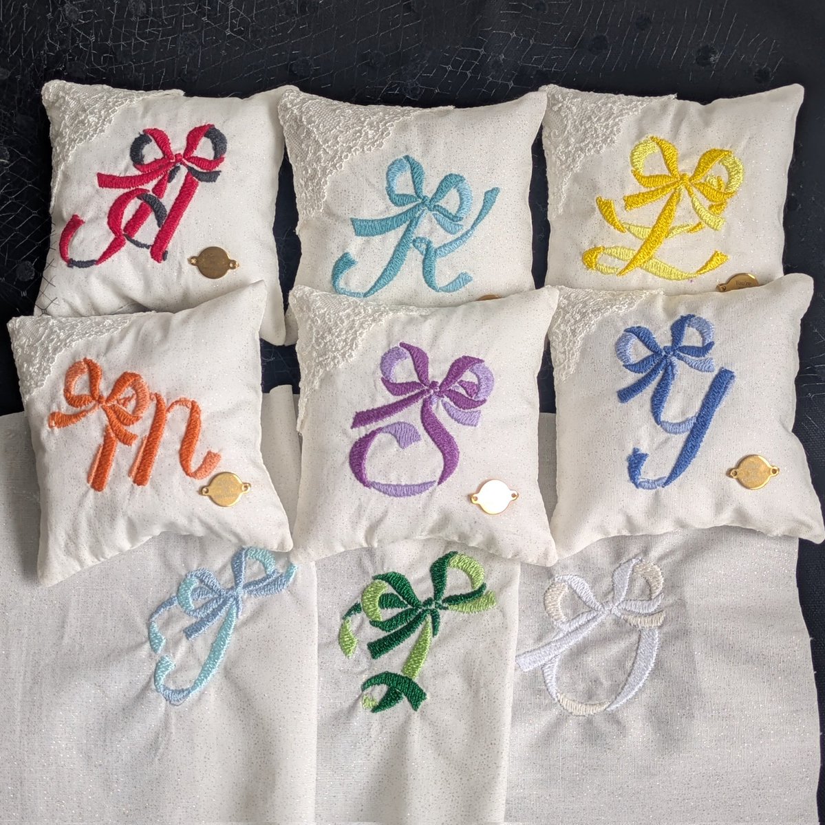 anokonoe322's tweet photo. 🎁プレゼント企画です🎁

色とアルファベットが選べるドールちゃん用の刺繍クッションを２名の方にプレゼントします

詳細は画像３にてご確認ください

６月８日〆切 https://t.co/BQs952Dwch