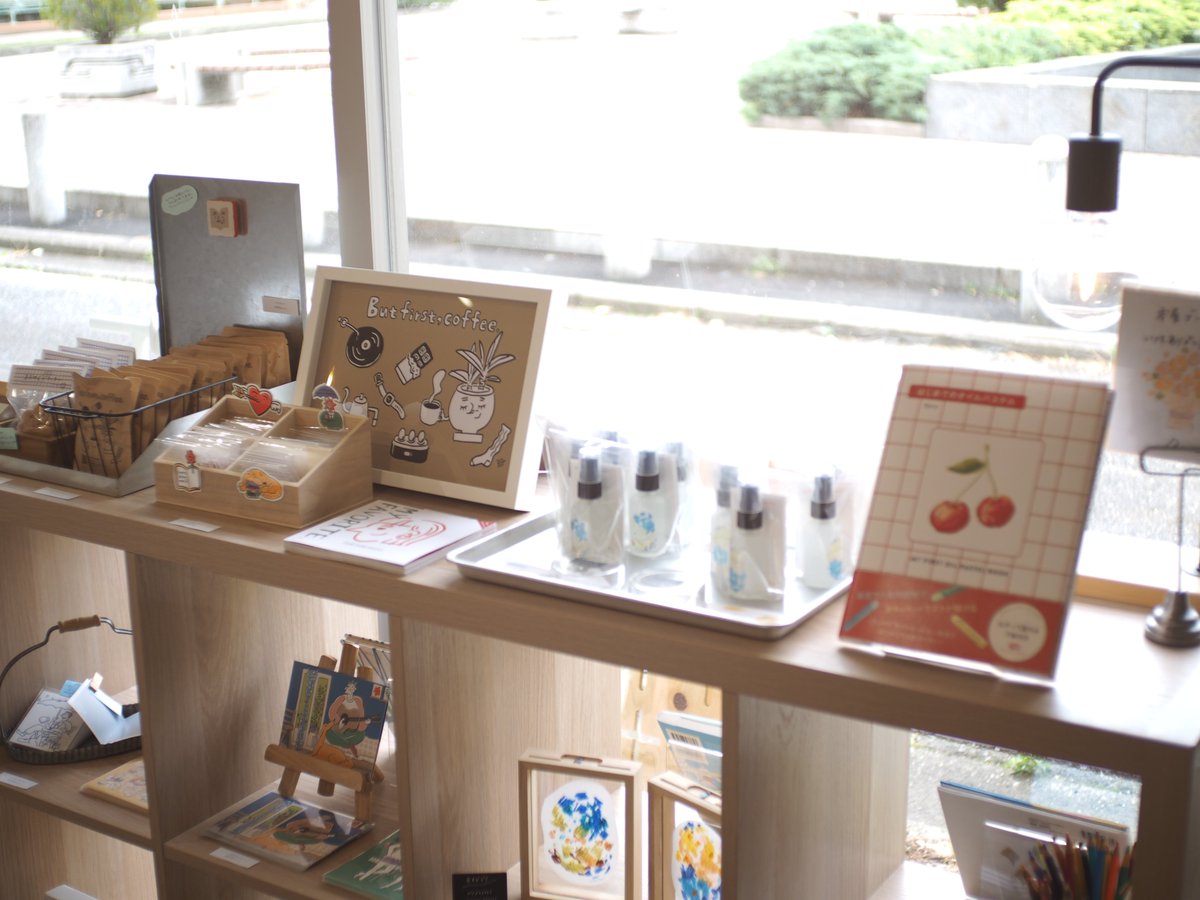 books_bouquet_'s tweet photo. こんにちは。どんよりした空模様の金曜日、本日もオープンしました。店内では、Danさん・BUGBUGABOOさんによる二人展「あまやどり展」を開催中です。じめじめした季節も心穏やかに過ごせるような、本やグッズと出会いにきてください。18:30までどうぞよろしくお願いいたします💐 https://t.co/Rthq0U7x5N