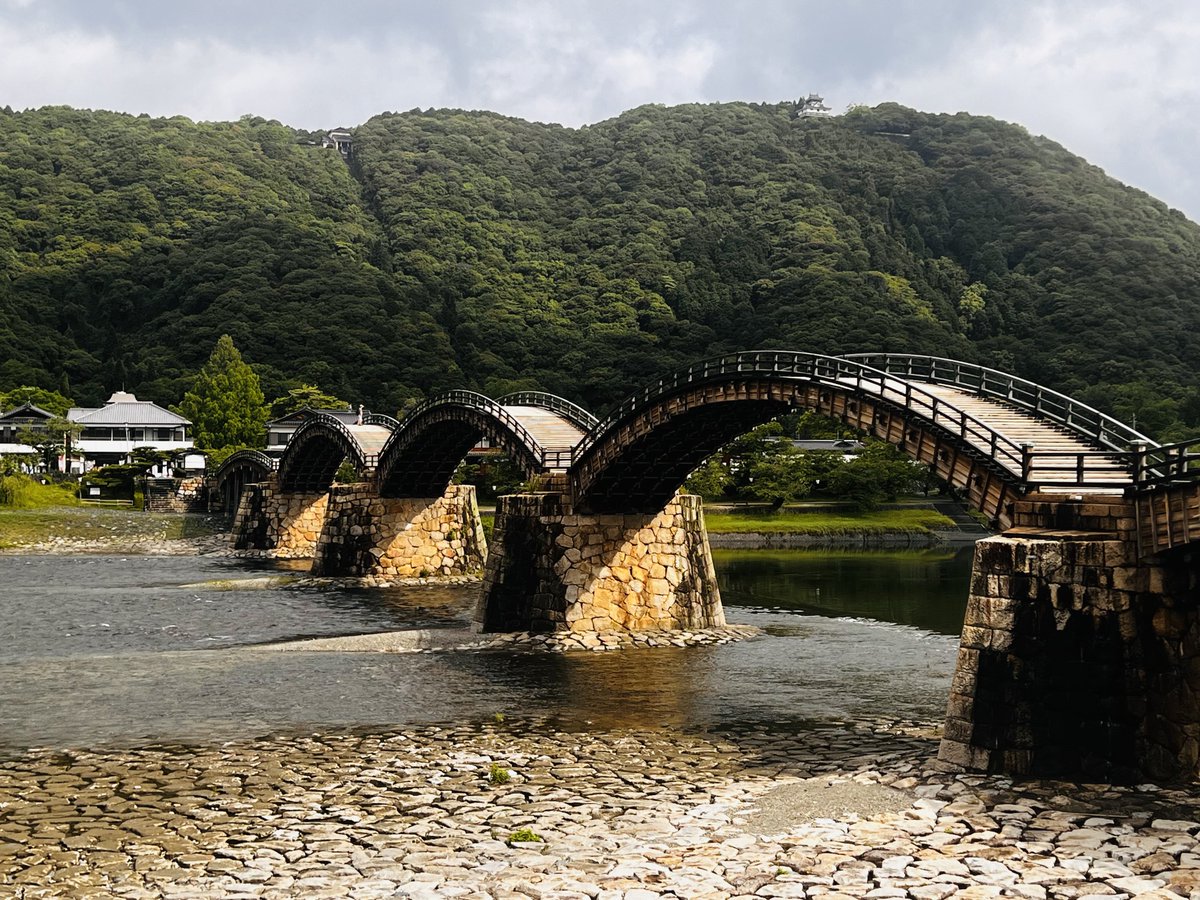 kuucamp's tweet photo. 錦帯橋 山口県岩国市

1673年に創建された木造の5連のアーチ橋で橋を渡ると、なんと222種類のソフトクリームの売店がありました。俺は「いちご杏仁」を選びました、他にも伝統の鵜飼も見る事ができます。 https://t.co/QaG5ucMN36