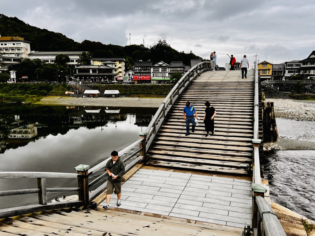 kuucamp's tweet photo. 錦帯橋 山口県岩国市

1673年に創建された木造の5連のアーチ橋で橋を渡ると、なんと222種類のソフトクリームの売店がありました。俺は「いちご杏仁」を選びました、他にも伝統の鵜飼も見る事ができます。 https://t.co/QaG5ucMN36