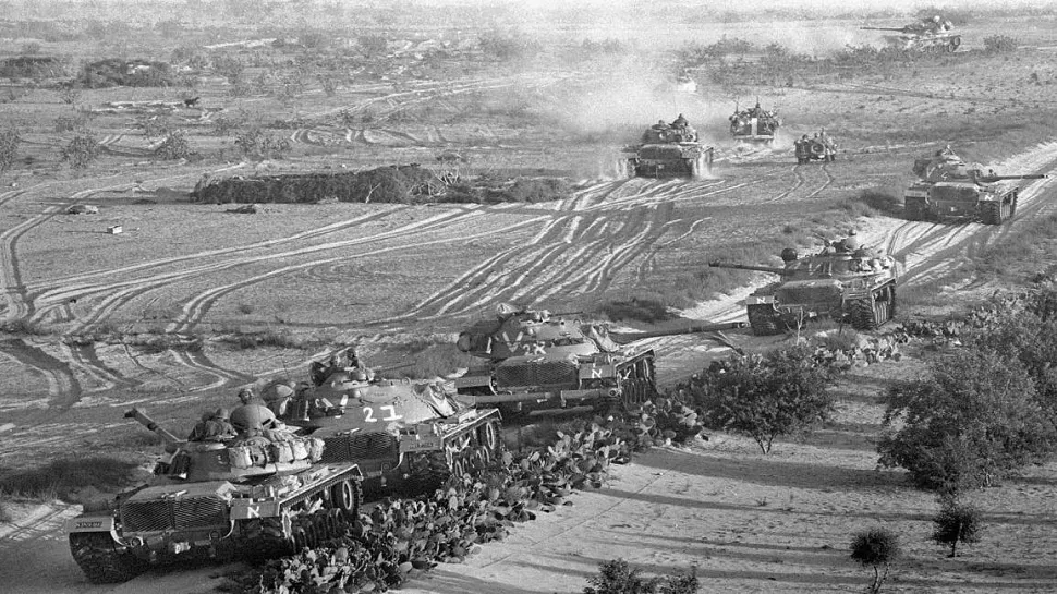 YZaatreh's tweet photo. عن حزن شخصيّ لا يغيب.. عن 5 حزيران 1967..

في مثل هذا اليوم قبل 59 عاما كان أول الوعْي، ومنه تحتفظ الذاكرة بأول المشاهد. طفل في الخامسة يحمل مذياعا يغنّي للصمود؛ وسط أشلاء وحرائق. إنه الرحيل الثاني للأسرة بعد نكبة 48. كان حديد الدبابات يسيل أمام عينيّ كالشمع، والجثث تملأ الطرقات، وطيران العدو يستعرض مزه��ّا في الأجواء.

تخلت أمّي، رحمها الله عن صرّة كبيرة فيها بعض حاجيّات، وأبقت على أخرى صغيرة. فعلت ذلك كي تحمل طفلا وُلد للتو، وتركته أمّه هلعا؛ كي تنقذ إخوته الآخرين. بعد زمن من المشيّ، حملتنا شاحنات، وعبرنا الحدود إلى الأردن، فكانت خيمة لـ9 أشخاص، وبعد الخيمة غرفة من حديد "الزينكو"، وصولا إلى غرفة عاديّة بعد سنوات.

أعادت أمّي الطفل إلى أمّه، وكبر وصار له أبناء وأحفاد؛ ما زالوا على عهد فلسطين؛ من بحرها إلى نهرها، بيضاء من غير سوء الغزاة ولا دنس أقدامهم؛ لكنه انتقل إلى رحمة الله من دون أن يعانقها من جديد.

59 عاما مرّت على "النكسة"، و78 على "النكبة"، ولم تهرم الذاكرة، ولم تفقد فلسطين بهاءها، ففيها من يحملون رايتها ويستشهدون على أرضها، وفي الخارج شتات على عهْد طهرها؛ وأمّته كذلك.