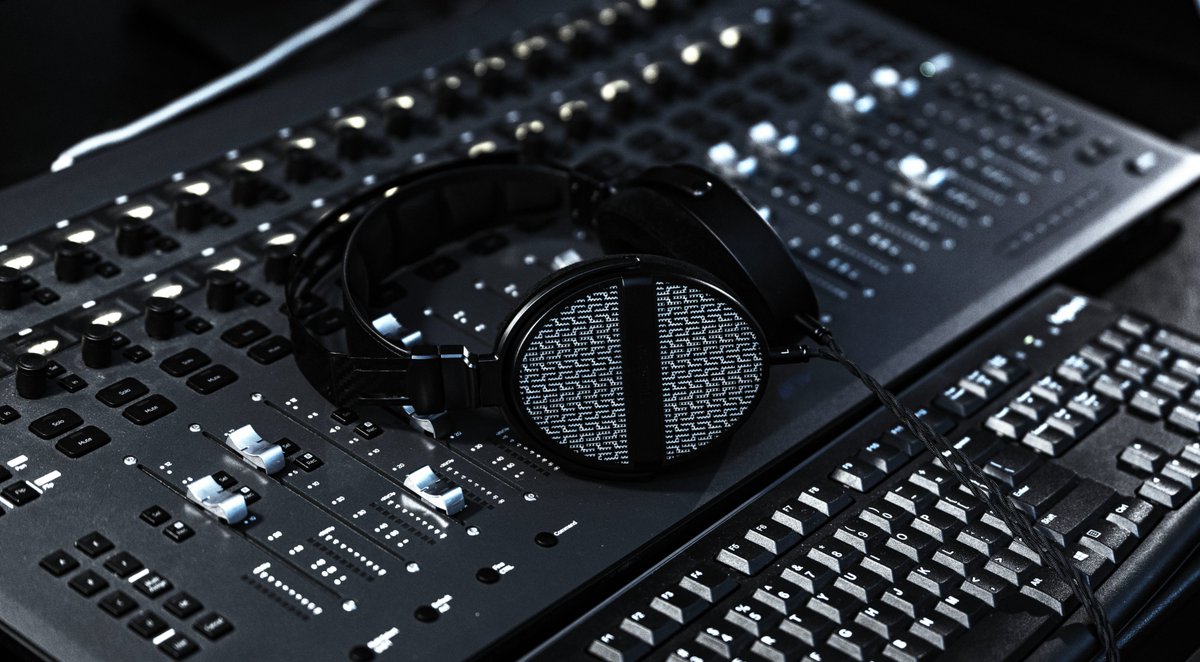 THIEAUDIO_JP's tweet photo. #THIEAUDIO Cypher
😎 開放型設計が描き出す圧倒的な空間表現。
🙌 航空宇宙グレードアルミニウムが支える高剛性・高精度構造。

LINSOUL：https://t.co/bxGkFEe0Vk https://t.co/kWWWaNT4Pm