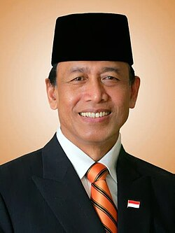 dimarsasongko98's tweet photo. Wiranto : Penasihat Khusus Presiden Bidang Politik dan Keamanan.

Fakta yang tidak pernah berubah:

Februari 2003: Unit Kejahatan Serius PBB mendakwanya atas kejahatan terhadap kemanusiaan , pembunuhan, deportasi, persekusi warga sipil Timor 
Timur 1999. 
Dasar dakwaan: tanggung jawab komando karena gagal mencegah dan menghukum pelaku di bawah komandonya.

Mei 2004: Pengadilan Dili mengeluarkan surat perintah penangkapan internasional atas namanya.

Komnas HAM Indonesia sendiri menyebut namanya dalam: Trisakti, Semanggi I-II, Kerusuhan Mei 1998, Penculikan Aktivis 1997-1998.

Dakwaan PBB itu tidak pernah diadili. Surat penangkapan itu tidak pernah dieksekusi. Rekomendasi Komnas HAM itu tidak pernah ditindaklanjuti.
Yang terjadi justru sebaliknya , Menkopolhukam, Ketua Wantimpres, kini Penasihat Khusus Keamanan Presiden.
Sementara keluarga korban 1998 masih datang ke Aksi Kamisan setiap Kamis , hujan atau panas , selama lebih dari 17 tahun, menuntut pengadilan yang tidak pernah datang.

Kalau ada yang bilang "belum terbukti bersalah" , benar. Karena tidak pernah diadili.

Dan itulah tepatnya masalahnya.

Ini bukan tuduhan. Ini dokumen resmi PBB, Pengadilan Dili, dan Komnas HAM , semua bisa dicek siapapun.

Hukum untuk semua? 

Tanya dulu kenapa pengadilannya tidak pernah ada.