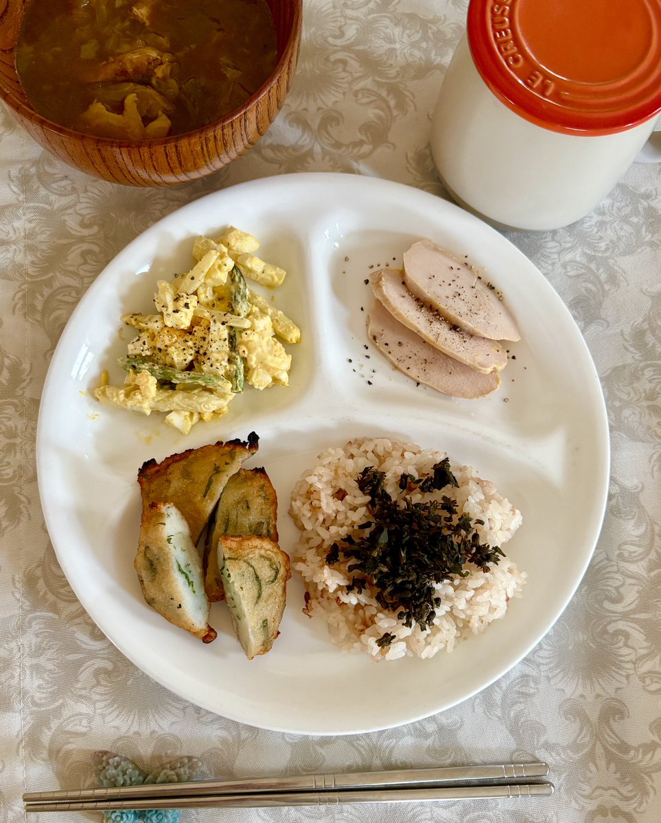 boukanochan's tweet photo. わーいお昼だ🙌🏻左上から、たまごサラダ、胸肉、ごはん、さつま揚げです。ご飯にかけたシソの実、毎年楽しみにしてます。いただきます🥰〜 https://t.co/q9p42uRutq