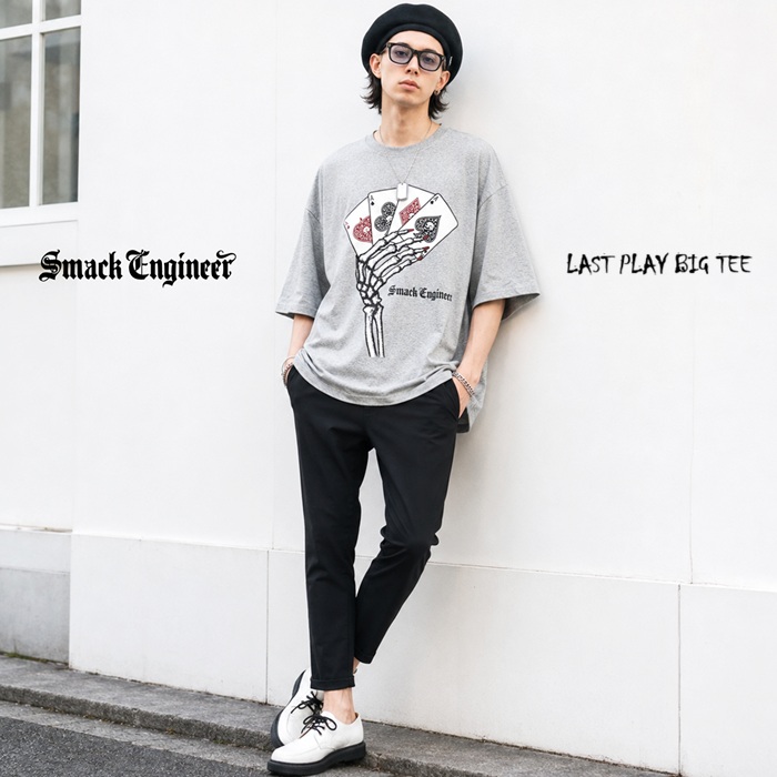 Rogia_Fukuoka's tweet photo. 🌟New Styling Photo✨
🌟Rogia限定品‼
🌟#SMACKENGINEER
🌟#スマックエンジニア

♠️LAST PLAY BIG TEE
📱https://t.co/usxR0xAuTj

🌟しっかり厚手の5.6ozコットン天竺素材のビッグＴシャツ。
カードを巧みに操るマジシャンのイメージで描かれた、トランプ片手のスカルハンドはkey.氏のイラスト✨ https://t.co/yIdhsctpKC