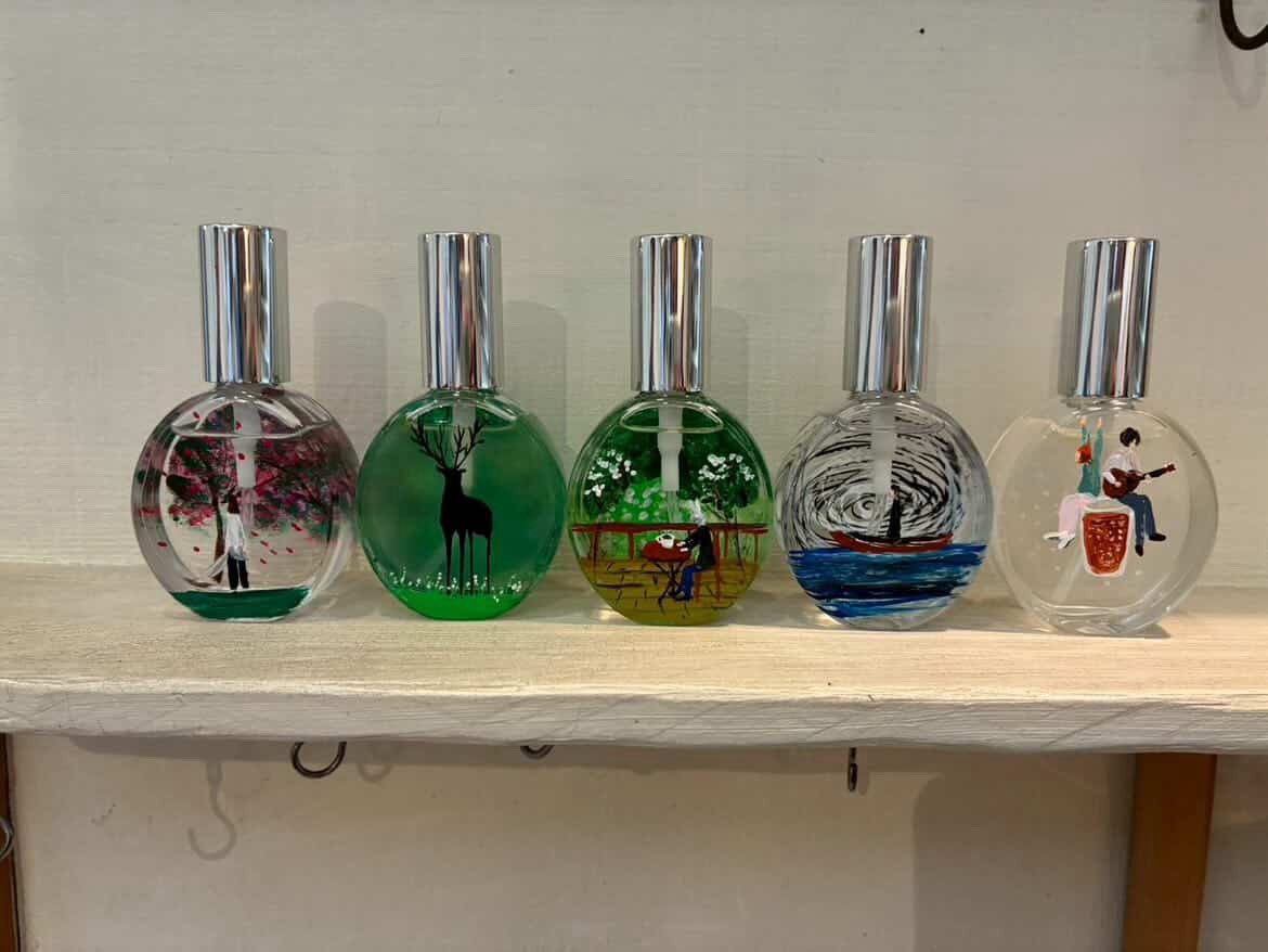 kondo1975's tweet photo. 6月14日（日）のお昼は新宿にて恒例のmonaアロマワークショップ&近藤康平ボトルペインティング&亀ちゃんのセレクト日本酒とおつまみの会。

今回のライブはキクチリョウタさんが歌いに来てくれます。今年の1月にはじめてご一緒して歌もお人柄も大好きになったキクチさん。またコラボしたいなと思っていたのでとても嬉しいです。

香りのなかで歌うキクチさんもとても楽しみです！

残り枠少なくなってきました。
ぜひいらして下さいね。

会場は窓からの新宿御苑の景色が素晴らしいダイアログ。 木々の緑と共に絵と香りと音と日本酒で祝うイベント。ご予約お待ちしております。

日時：2026年6月14日（日）
会場：新宿ダイアログ
住所　東京都新宿区新宿３丁目１−３２ 新宿ビル1号館 2階
電話　 03-6380-1256

参加費：6000円（税込）
その場でボトルペインティング：別途3000円

【時間】
12時開場
12時30分ワークショップ開始（2時間00分）
15時00分ミニライブ開始（30分）
15時30分物販&雑談タイム（45分）
16時15分終了

定員:限定15名

予約開始　5月31日（日）正午12時

予約:fragrancemona@gmail.com

☆件名に日付、本文にお名前、人数、連絡先をご記入の上メールをお送りくださいませ。返信を持ってご予約
完了となります。お返事に2〜3日かかる場合もあります。