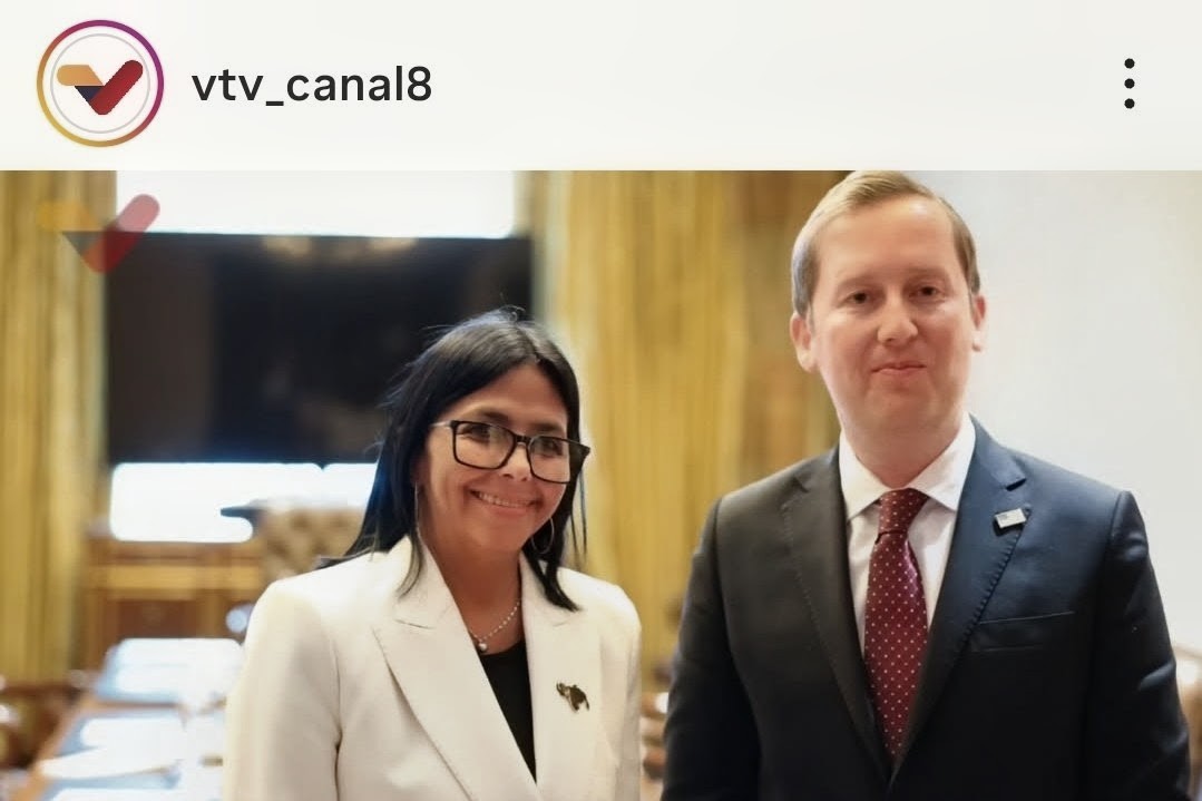 maibortpetit's tweet photo. Solo para la militancia chavista, antimperialista y “leal siempre, traidor nunca".

Delcy Rodríguez y su mejor sonrisa con el excelentísimo embajador de Estados Unidos en la India. Viviremos y venceremos. https://t.co/QqrsrTZQdi