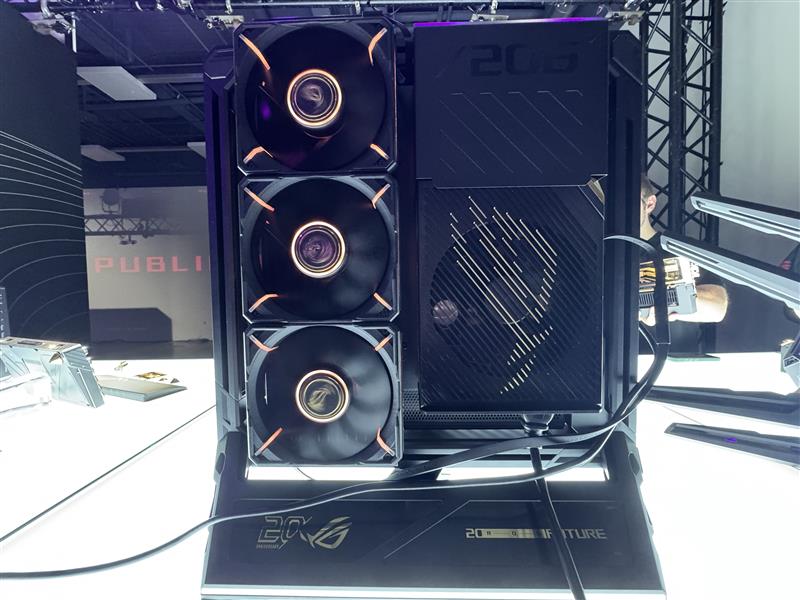 ASUSROGJP's tweet photo. ROG Edition 20

表と裏側。👑

#ROGEdition20 #ROGComputex2026 https://t.co/RZ4Jltv6Qd