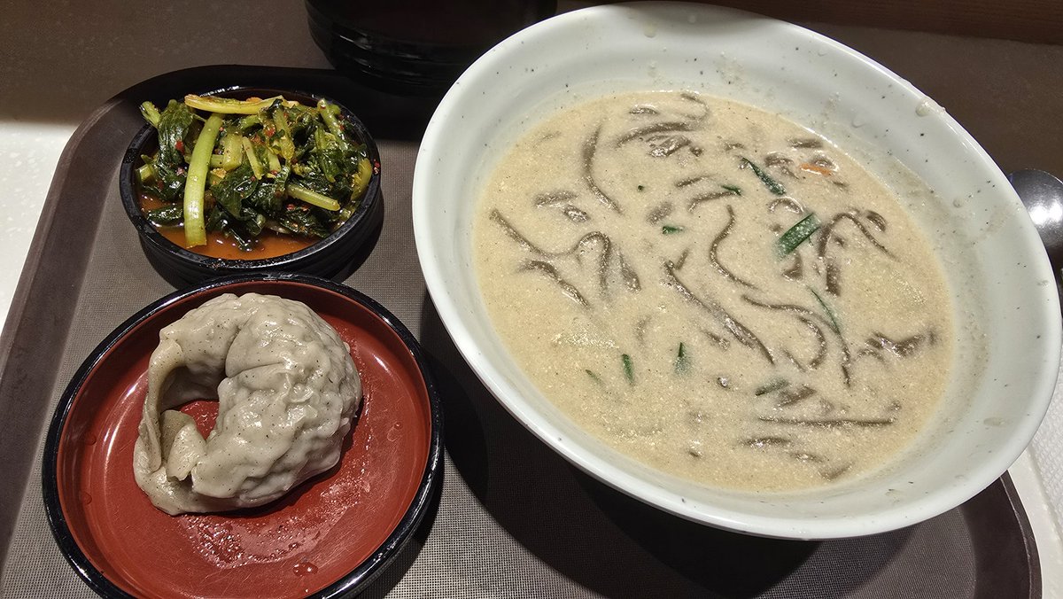 dreamword2's tweet photo. 메밀들깨칼국수 먹으러 왔어요 https://t.co/Iw5JnnsFH2
