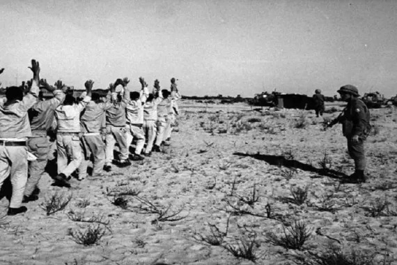 YZaatreh's tweet photo. عن حزن شخصيّ لا يغيب.. عن 5 حزيران 1967..

في مثل هذا اليوم قبل 59 عاما كان أول الوعْي، ومنه تحتفظ الذاكرة بأول المشاهد. طفل في الخامسة يحمل مذياعا يغنّي للصمود؛ وسط أشلاء وحرائق. إنه الرحيل الثاني للأسرة بعد نكبة 48. كان حديد الدبابات يسيل أمام عينيّ كالشمع، والجثث تملأ الطرقات، وطيران العدو يستعرض مزه��ّا في الأجواء.

تخلت أمّي، رحمها الله عن صرّة كبيرة فيها بعض حاجيّات، وأبقت على أخرى صغيرة. فعلت ذلك كي تحمل طفلا وُلد للتو، وتركته أمّه هلعا؛ كي تنقذ إخوته الآخرين. بعد زمن من المشيّ، حملتنا شاحنات، وعبرنا الحدود إلى الأردن، فكانت خيمة لـ9 أشخاص، وبعد الخيمة غرفة من حديد "الزينكو"، وصولا إلى غرفة عاديّة بعد سنوات.

أعادت أمّي الطفل إلى أمّه، وكبر وصار له أبناء وأحفاد؛ ما زالوا على عهد فلسطين؛ من بحرها إلى نهرها، بيضاء من غير سوء الغزاة ولا دنس أقدامهم؛ لكنه انتقل إلى رحمة الله من دون أن يعانقها من جديد.

59 عاما مرّت على "النكسة"، و78 على "النكبة"، ولم تهرم الذاكرة، ولم تفقد فلسطين بهاءها، ففيها من يحملون رايتها ويستشهدون على أرضها، وفي الخارج شتات على عهْد طهرها؛ وأمّته كذلك.